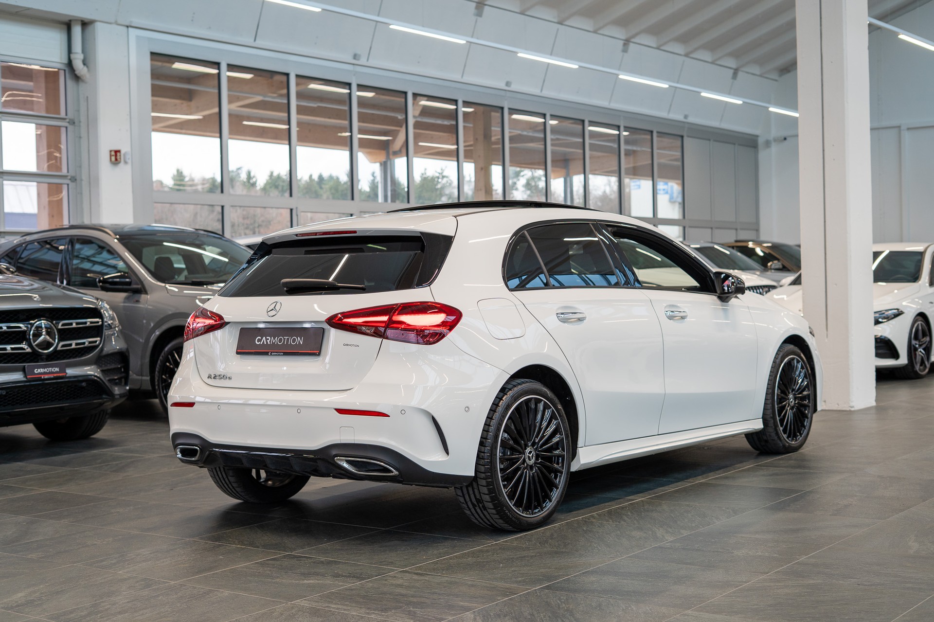 MERCEDES-BENZ A 250 e AMG Line / CH Fahrzeug / Panorama / HeadUp-image-4