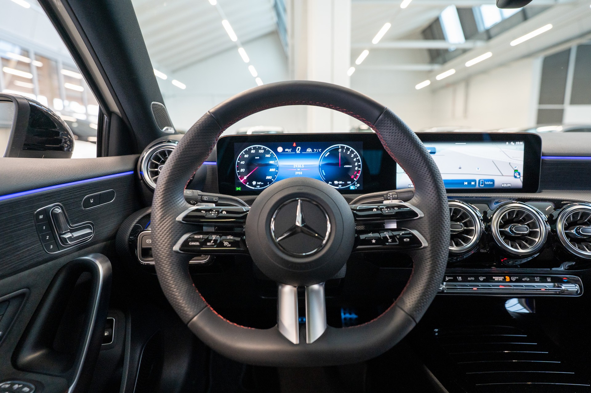 MERCEDES-BENZ A 250 e AMG Line / CH Fahrzeug / Panorama / HeadUp-image-17