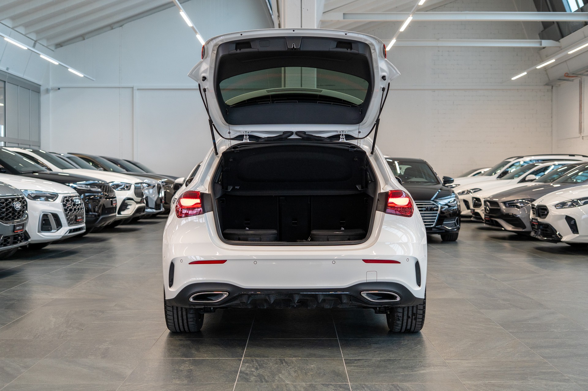 MERCEDES-BENZ A 250 e AMG Line / CH Fahrzeug / Panorama / HeadUp-image-6
