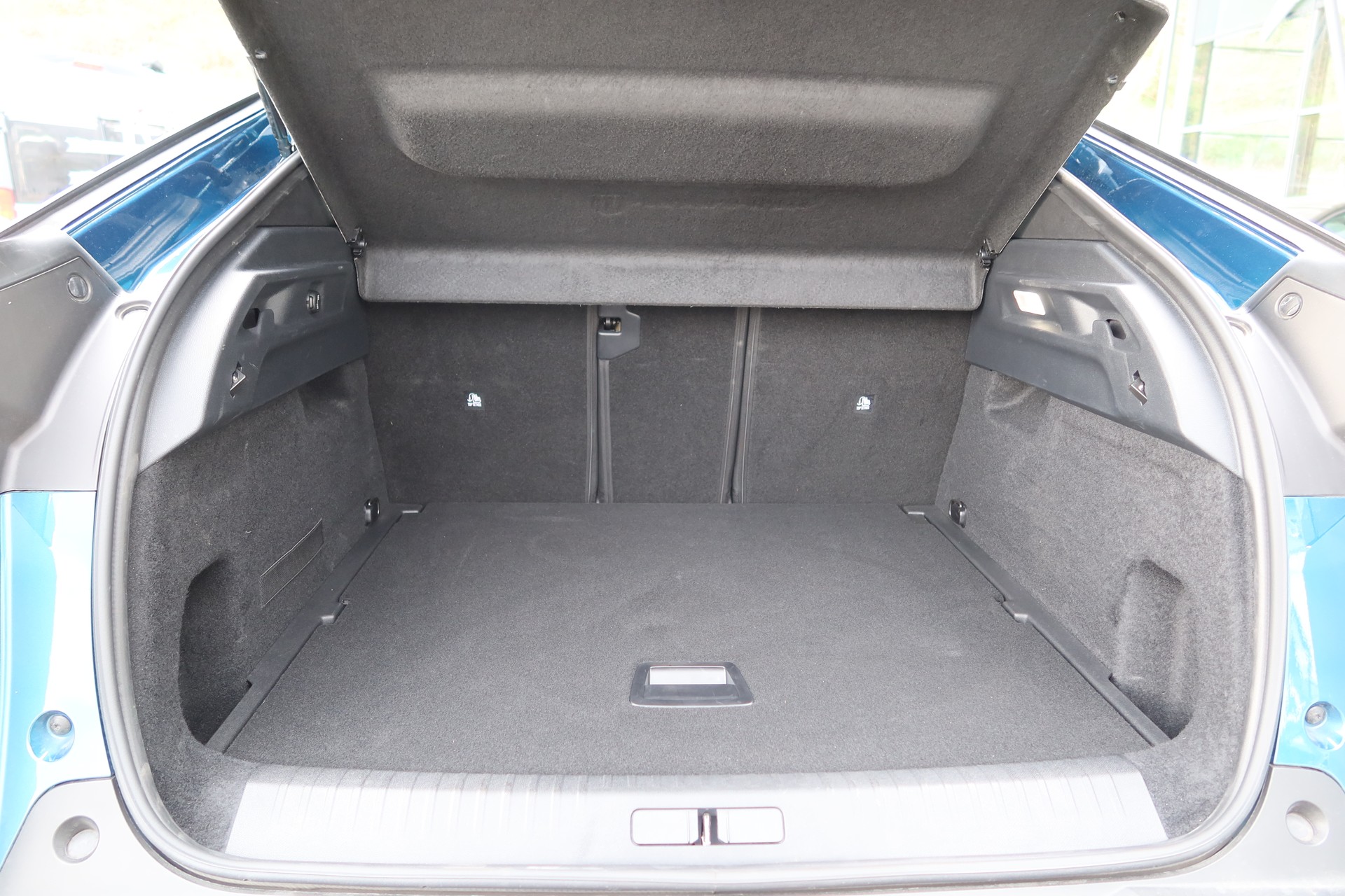 PEUGEOT 3008 73kWh Allure-image-12