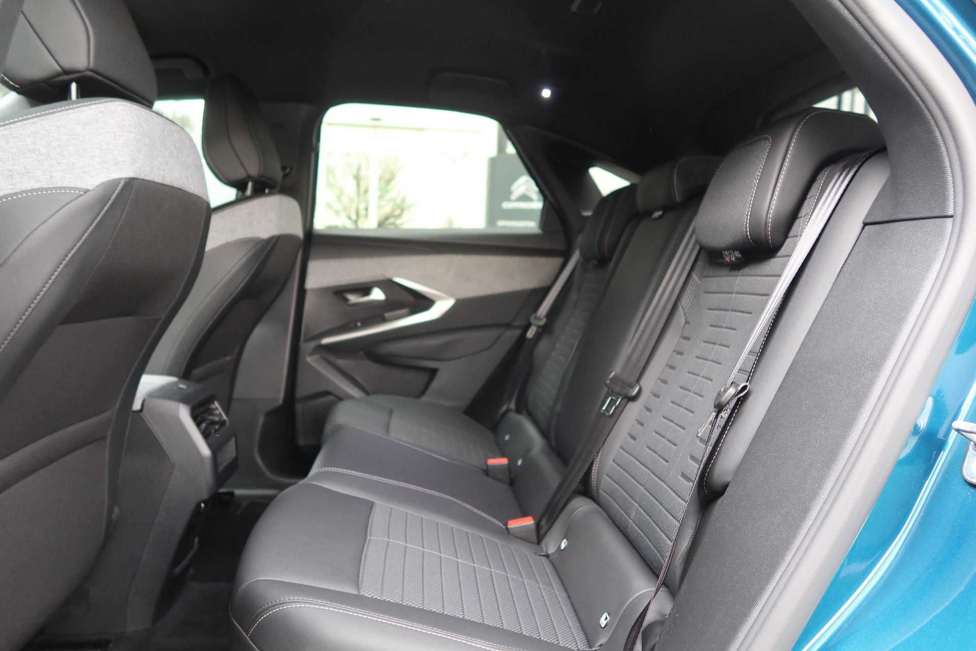 PEUGEOT 3008 73kWh Allure-image-11