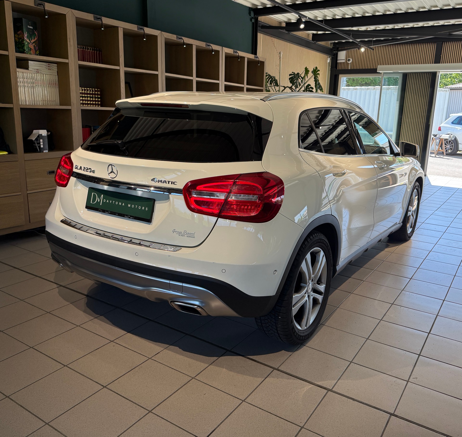 MERCEDES-BENZ GLA 220 d Urban 4Matic 7G-DCT-showroom-element-3