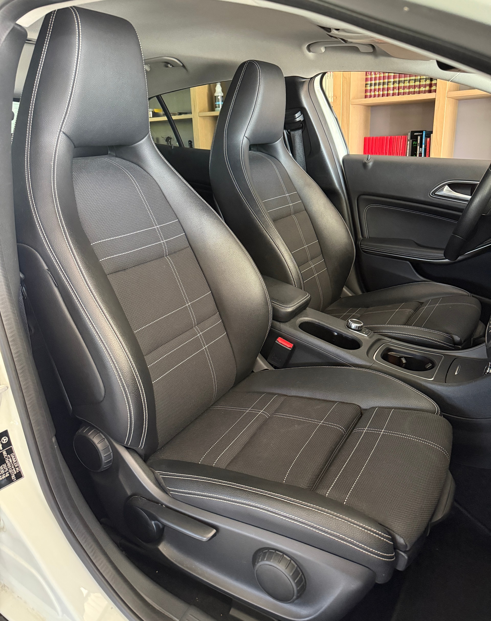 MERCEDES-BENZ GLA 220 d Urban 4Matic 7G-DCT-image-11