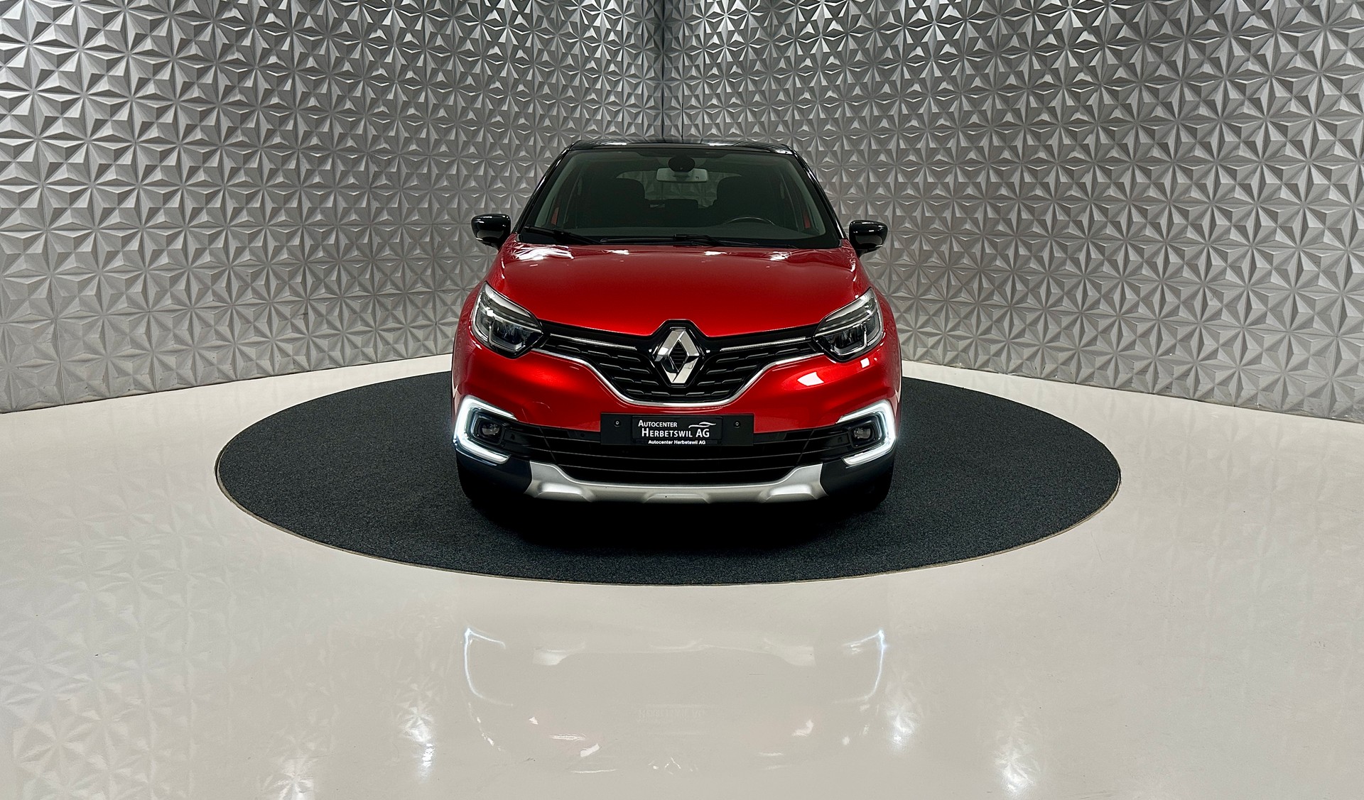 RENAULT Captur 1.2 T 16V Editione One EDC-showroom-element-1