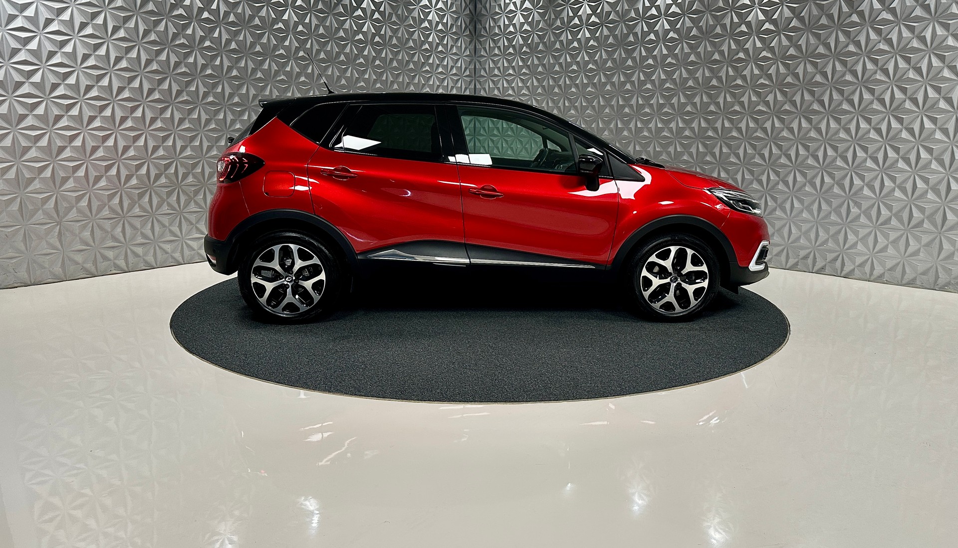 RENAULT Captur 1.2 T 16V Editione One EDC-showroom-element-3