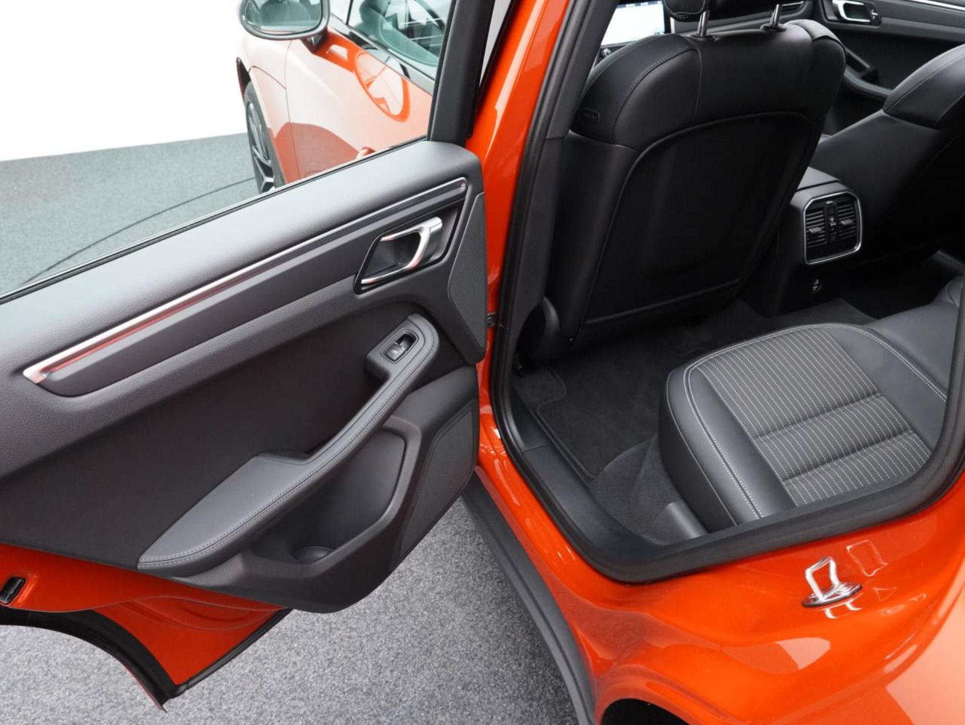 PORSCHE Macan T-image-27