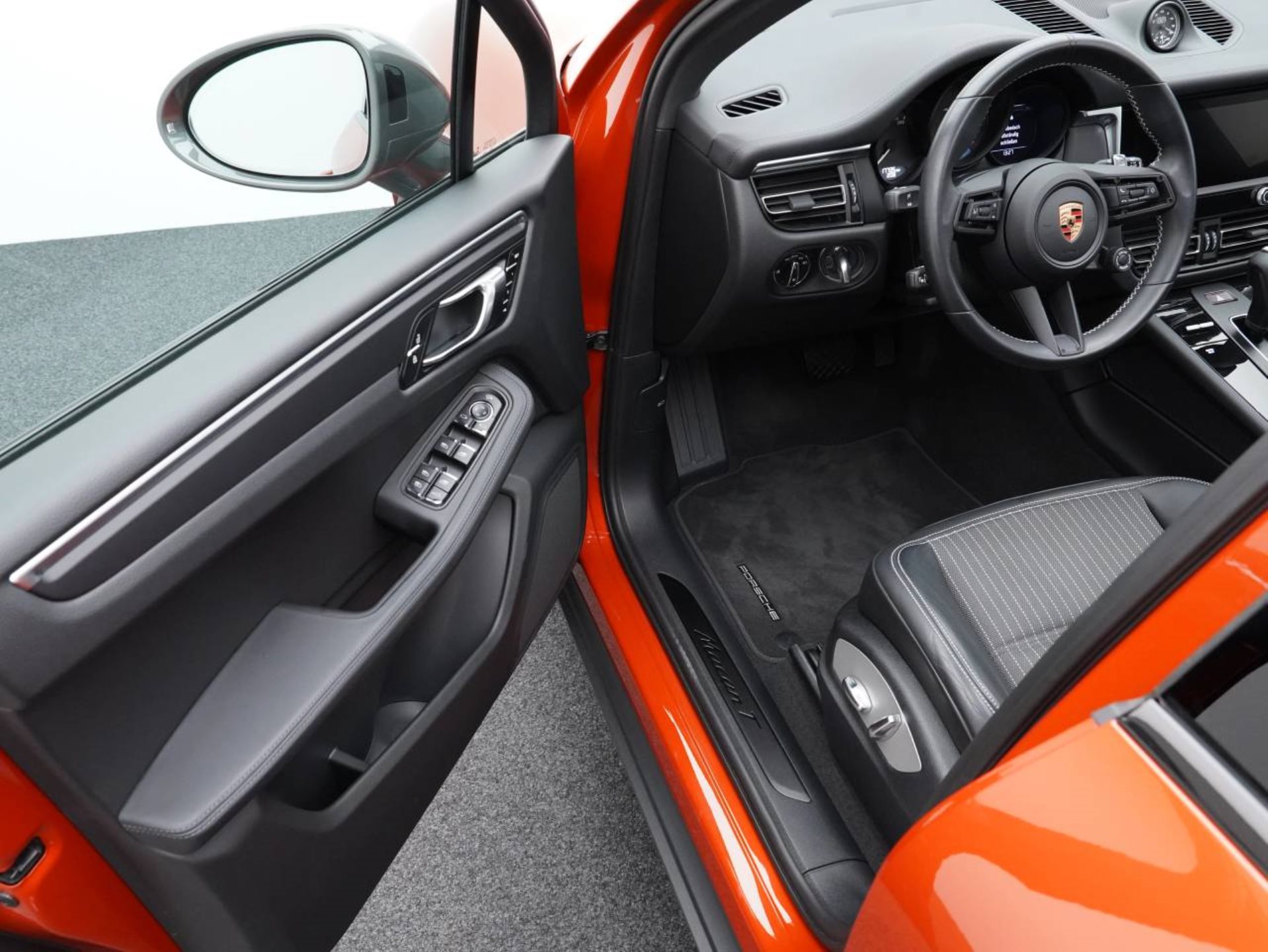 PORSCHE Macan T-showroom-element-3