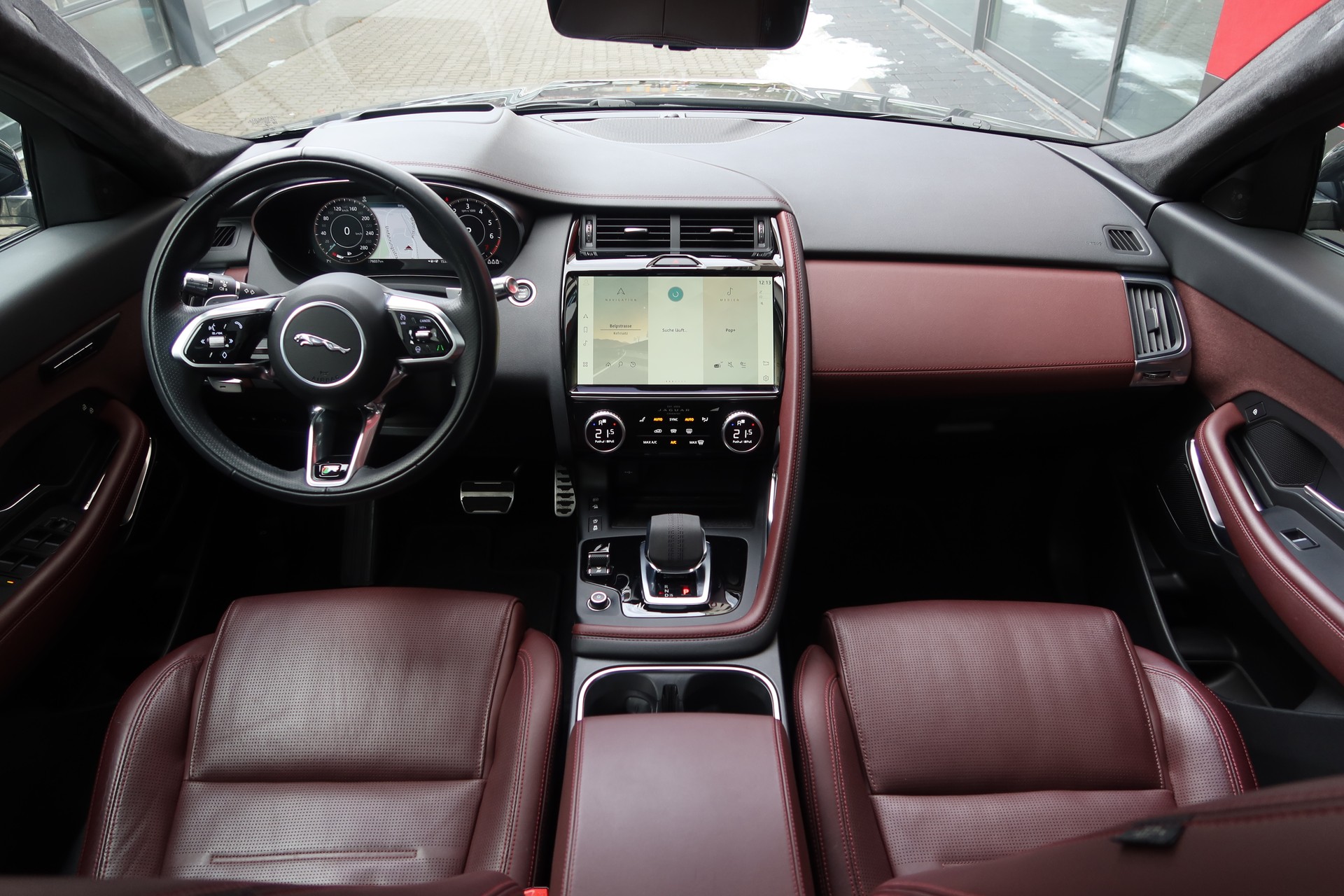 JAGUAR E-Pace 1.5 P300e AWD HSE-image-5