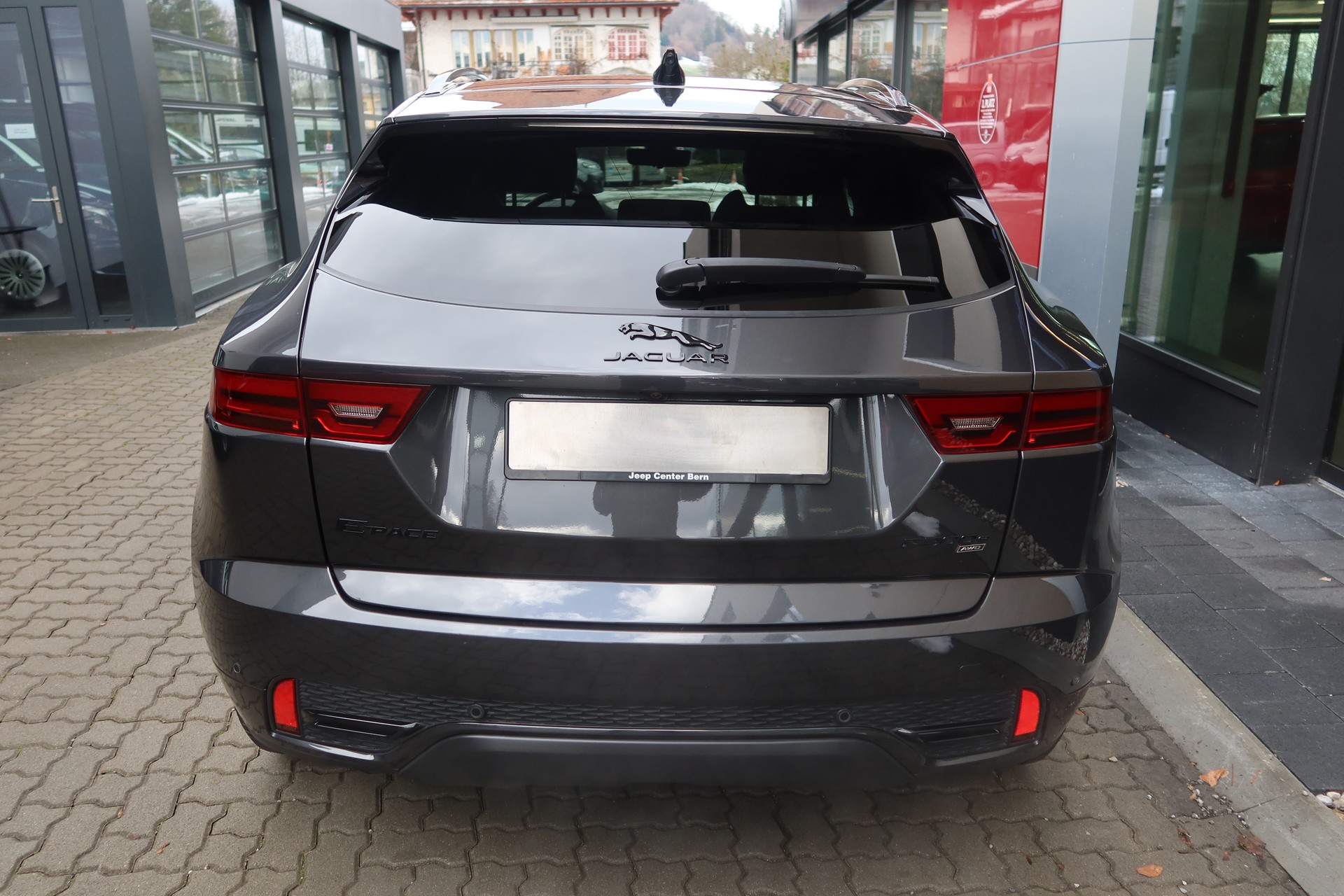 JAGUAR E-Pace 1.5 P300e AWD HSE-image-2