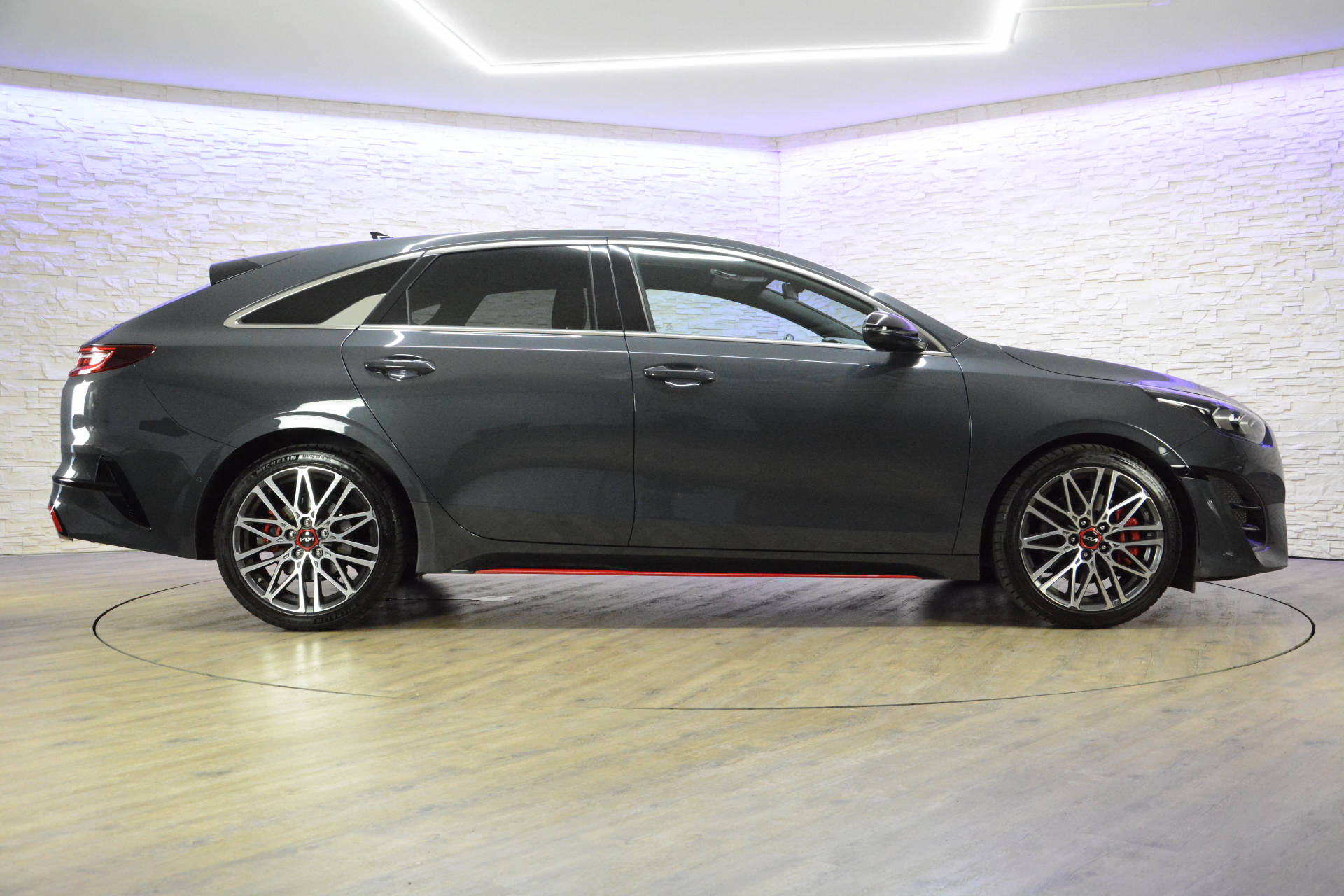 KIA ProCeed 1.6 T-GDi GT-showroom-element-3