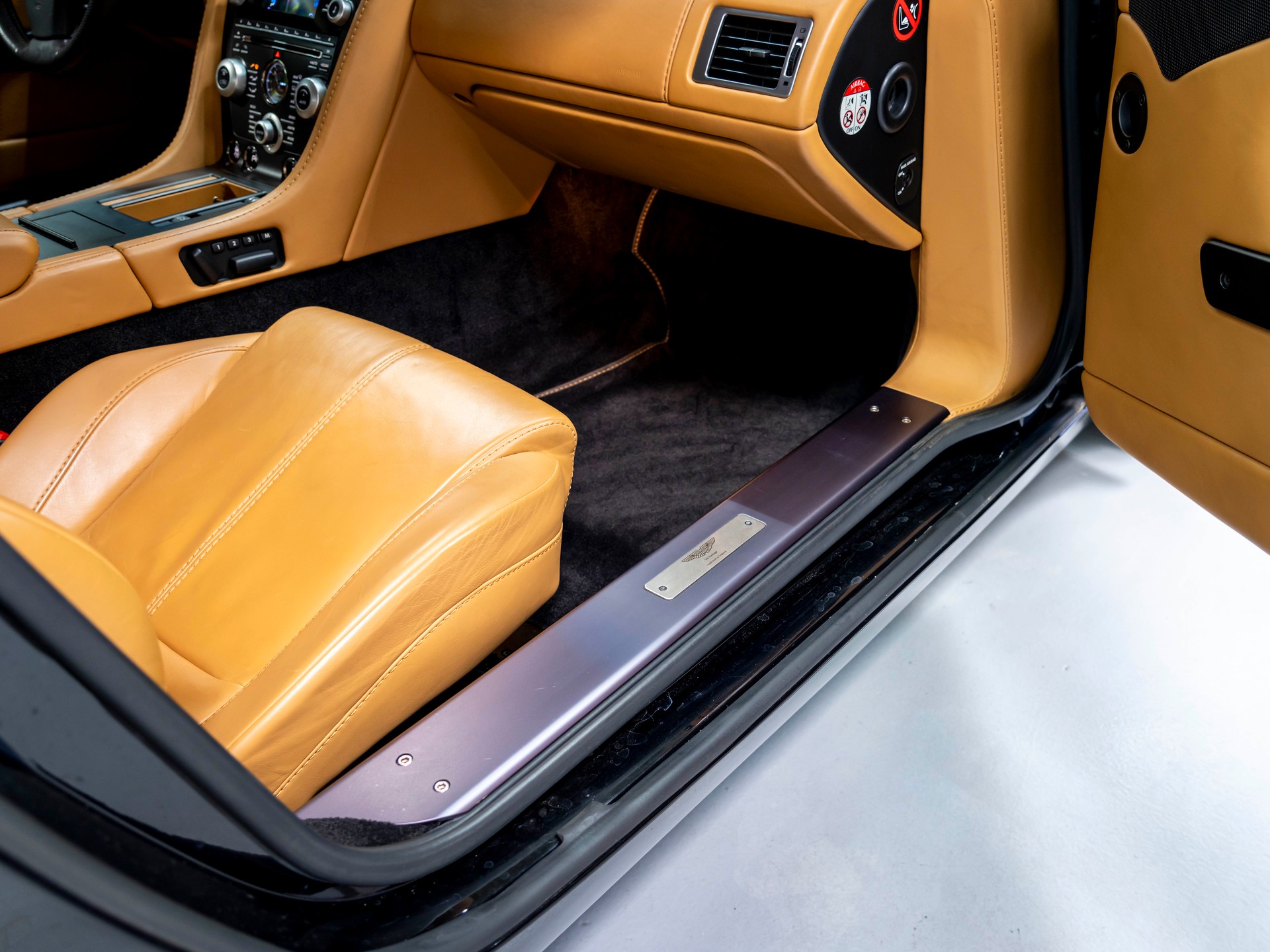 ASTON MARTIN V8 Vantage 4.7 Sportshift-image-26