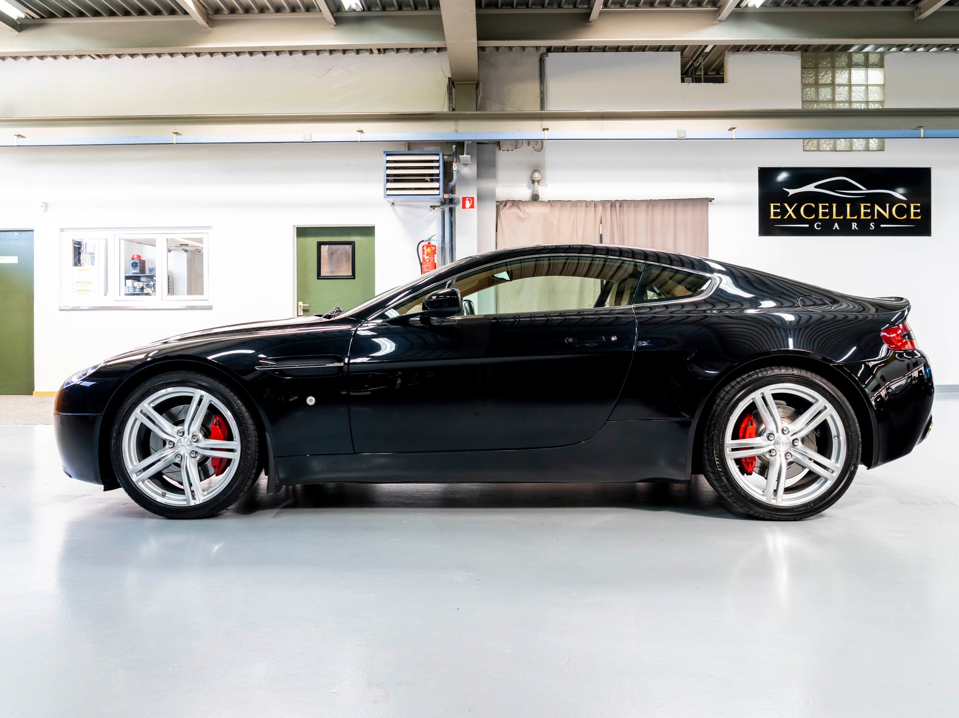 ASTON MARTIN V8 Vantage 4.7 Sportshift-showroom-element-3