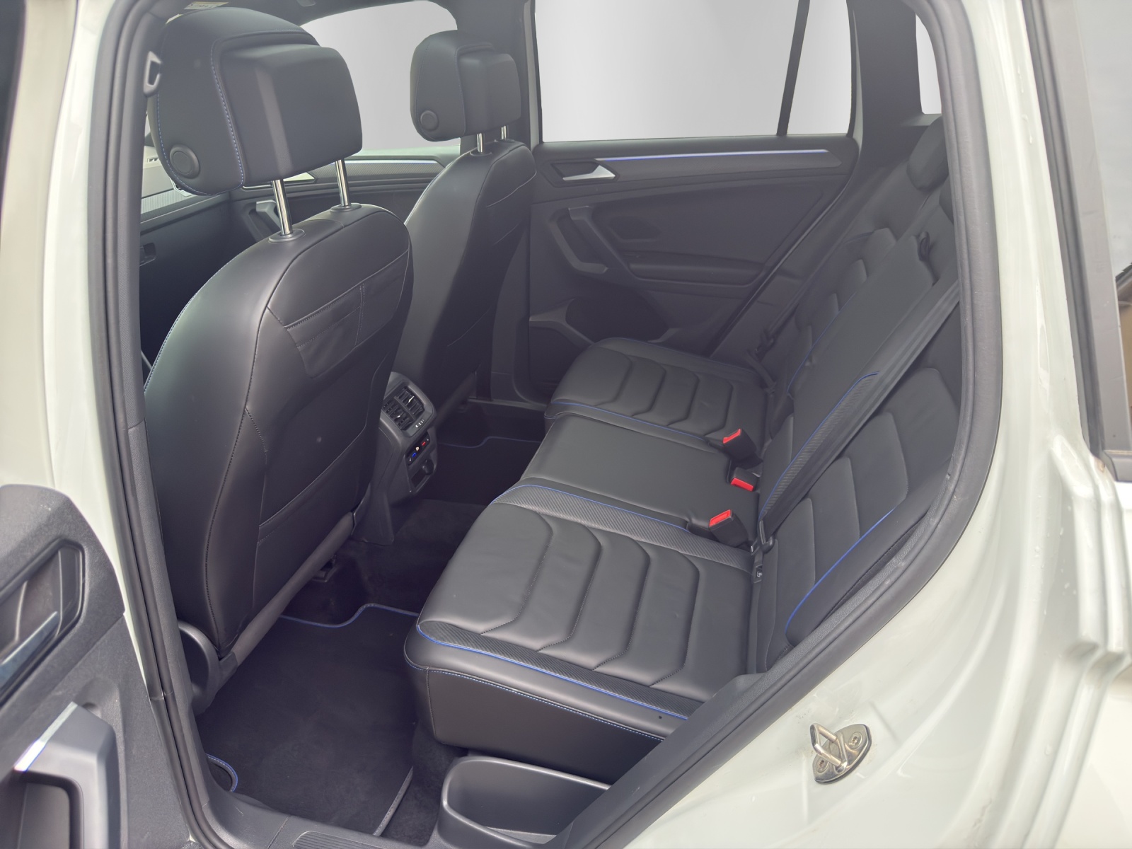 VW Tiguan 2.0TSI R 4Motion DSG, Oryxweiss Perlmutteffekt, 8-fach bereift-image-10