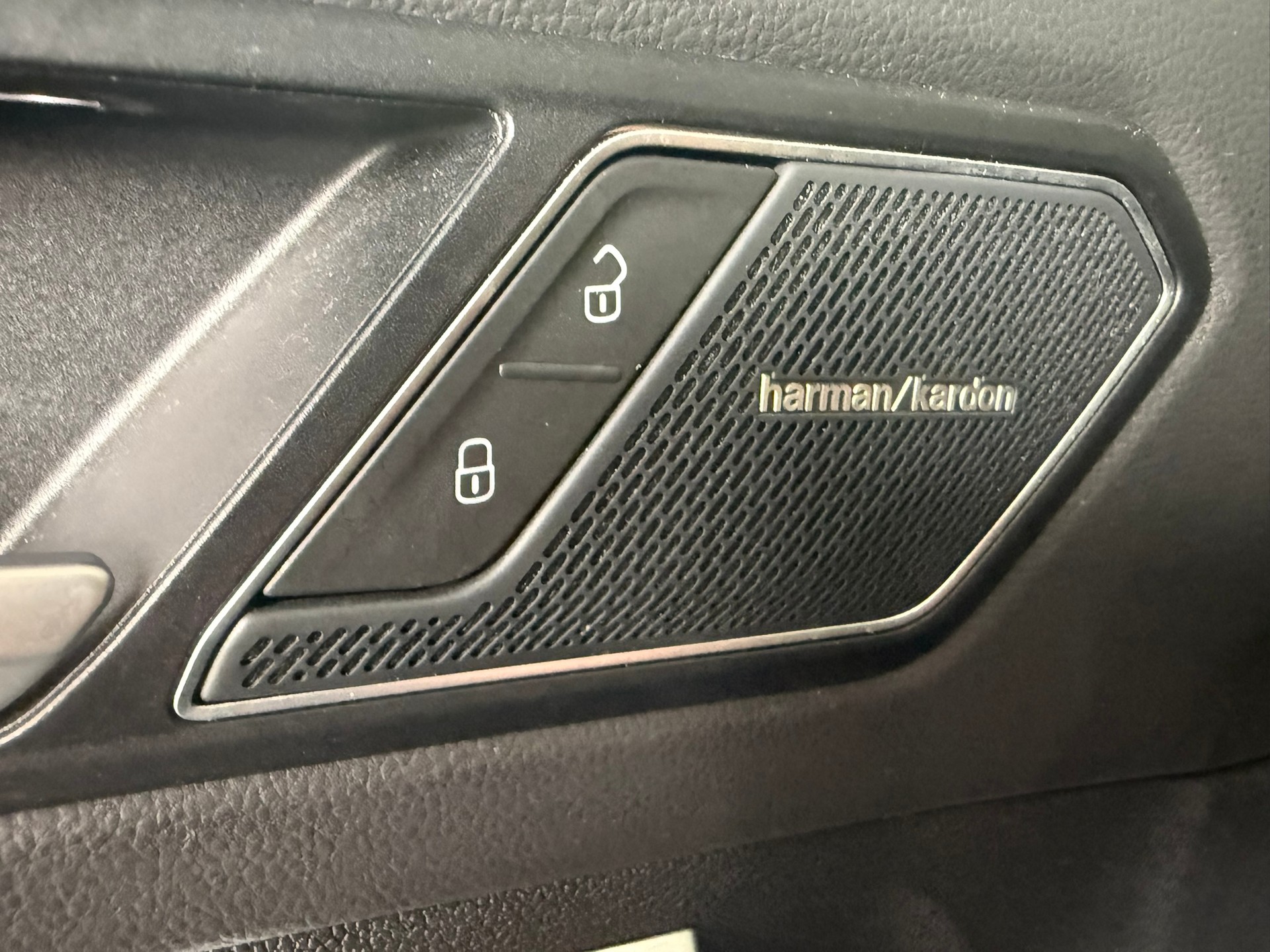 VW Tiguan 2.0TSI R 4Motion DSG, Oryxweiss Perlmutteffekt, 8-fach bereift-image-14