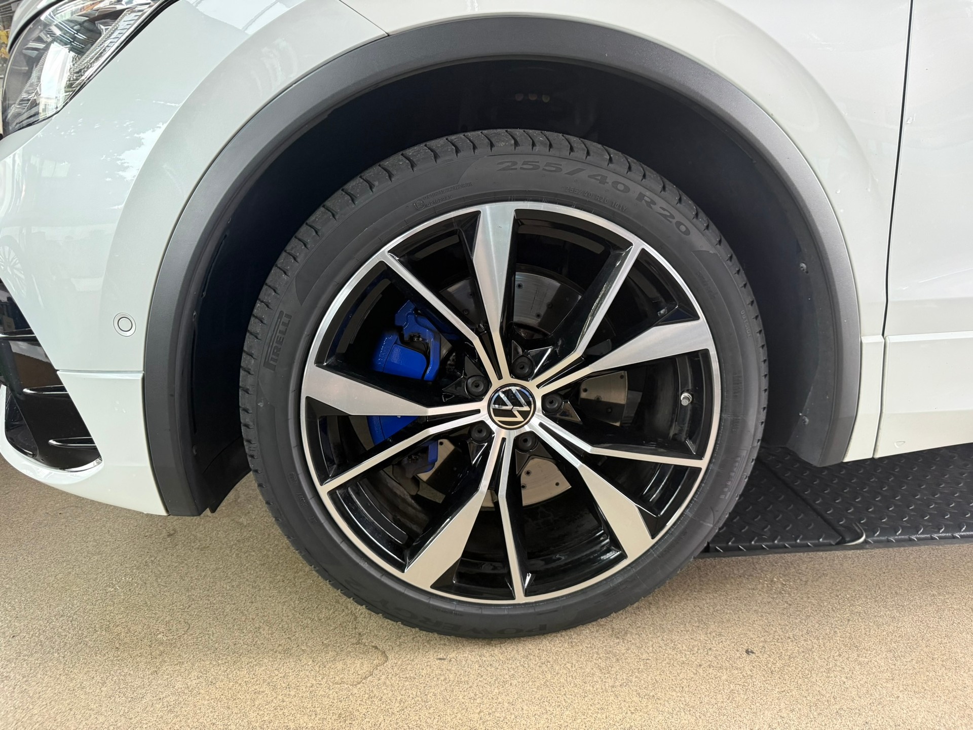 VW Tiguan 2.0TSI R 4Motion DSG, Oryxweiss Perlmutteffekt, 8-fach bereift-image-29