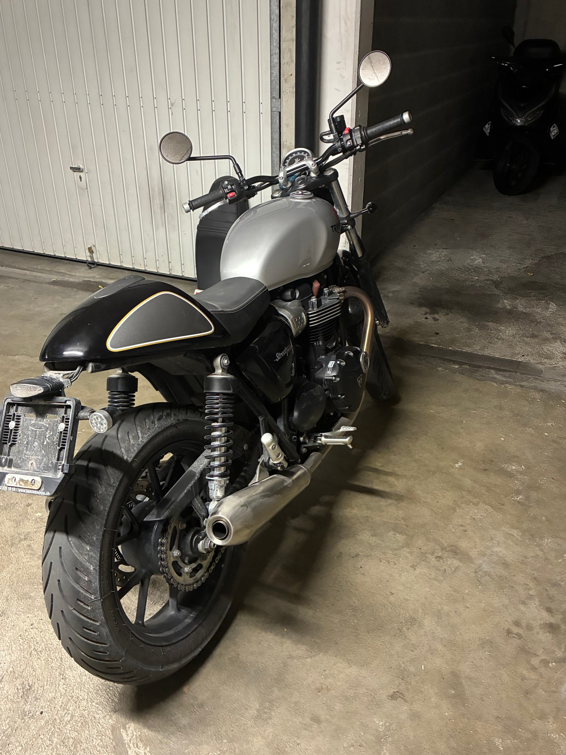 TRIUMPH Street Twin-image-2