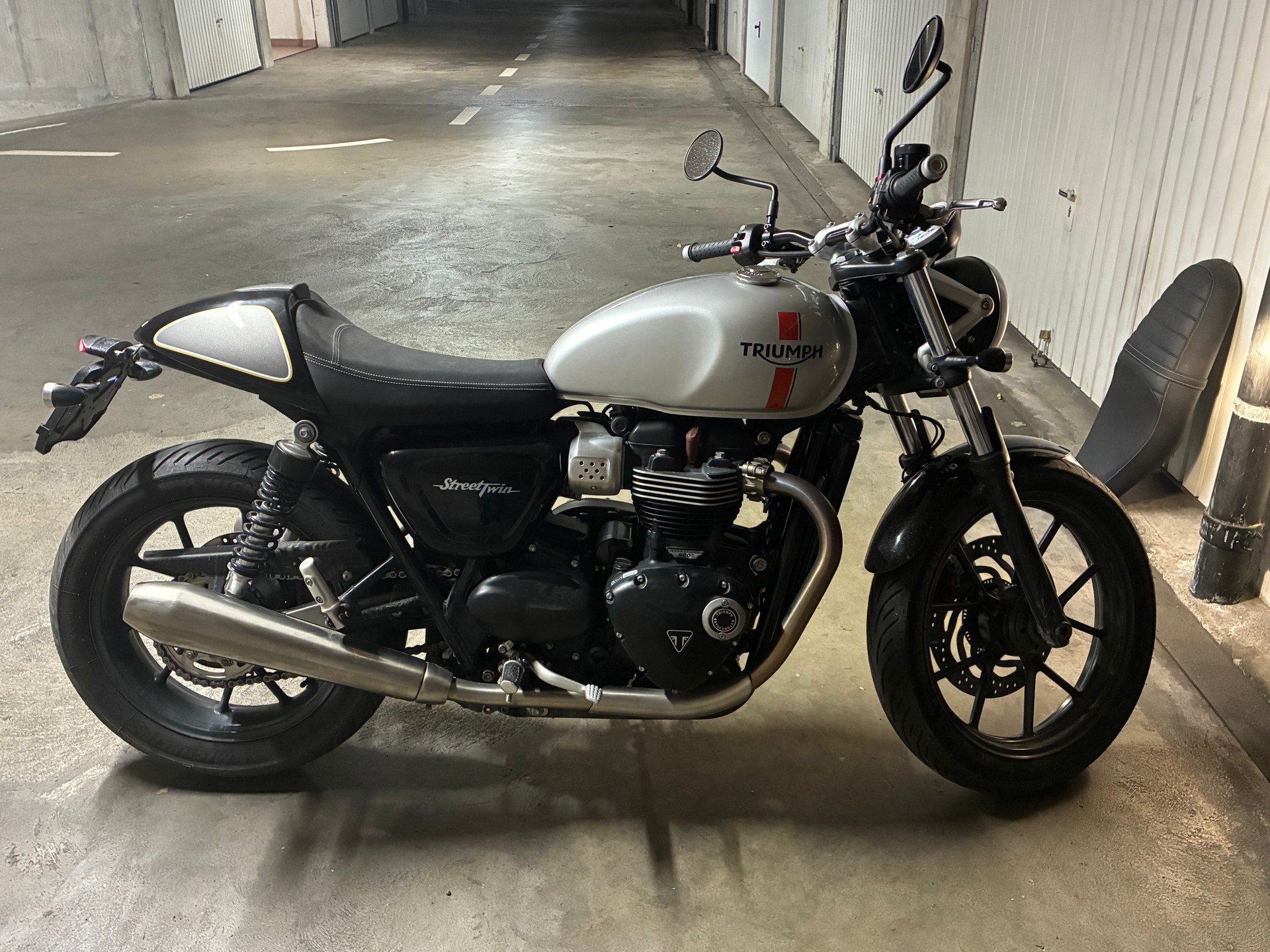 TRIUMPH Street Twin-image-1