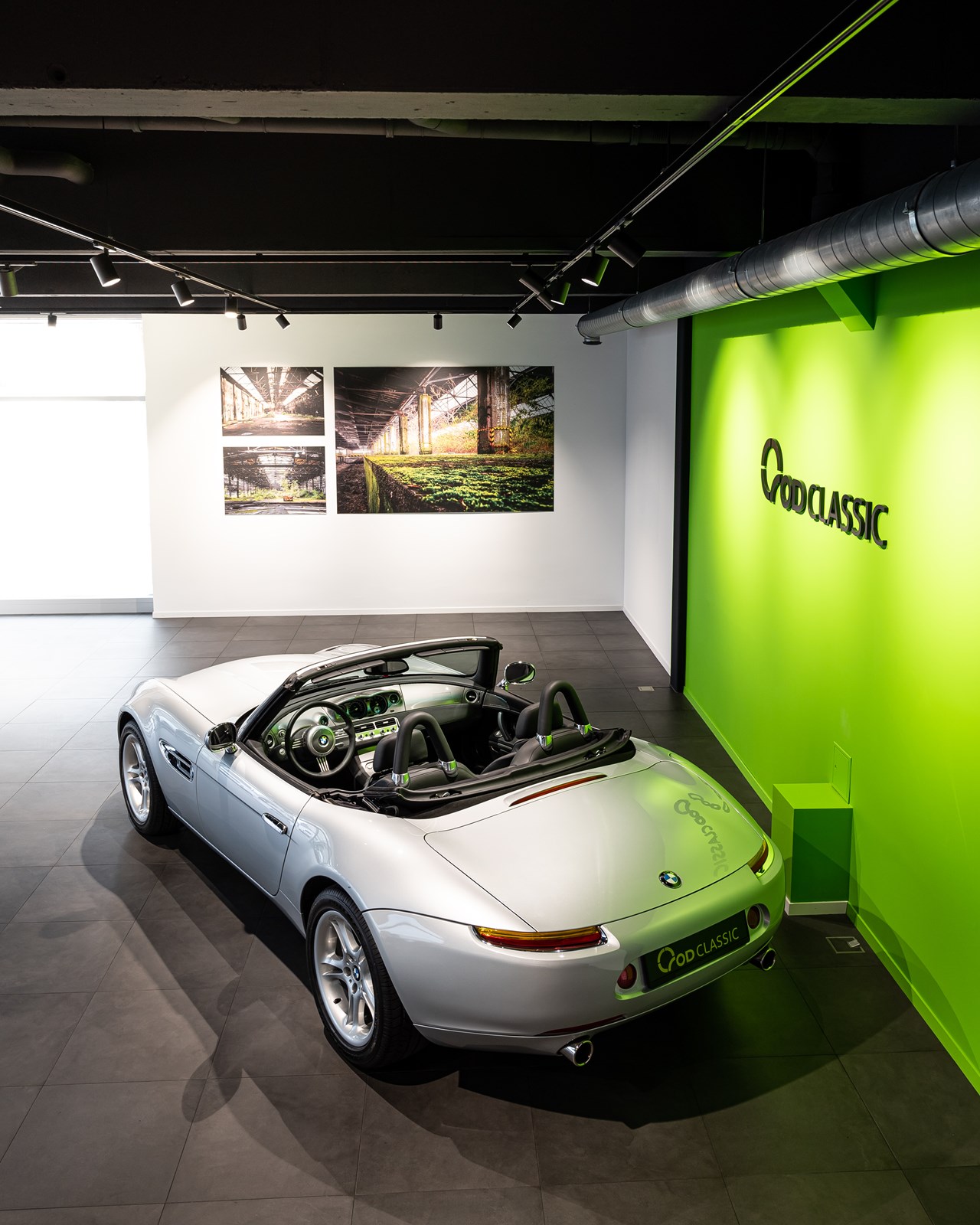 BMW Z8 Roadster-showroom-element-2