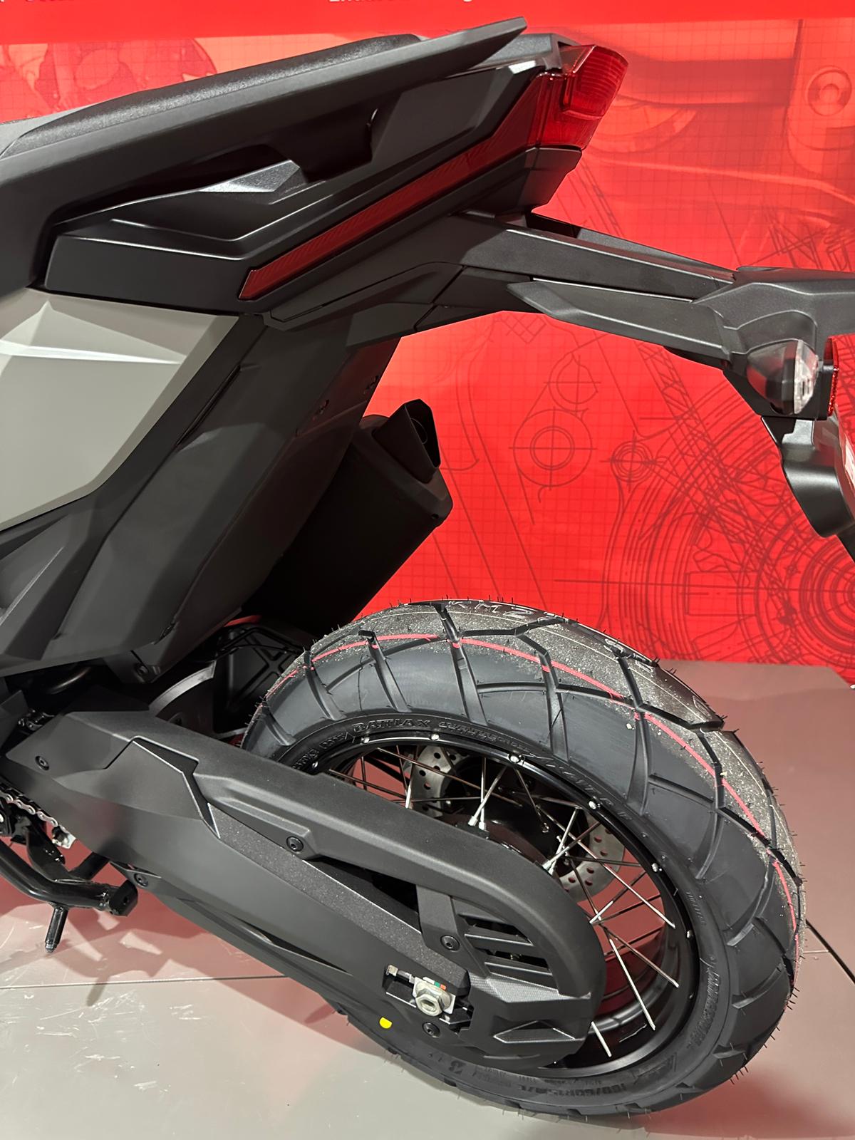 HONDA X-ADV *Modell 2026**Neufahrzeug**Matte Deep Mud Grey*-image-10