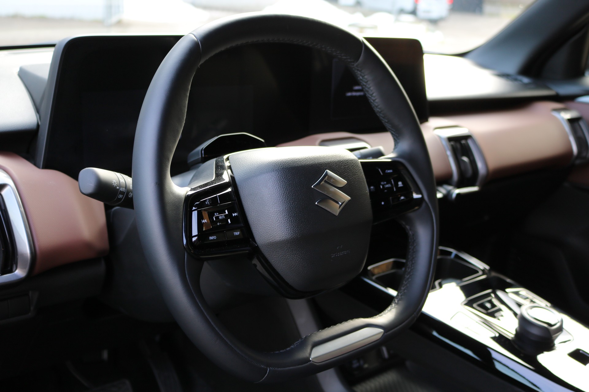 SUZUKI e Vitara Compact Top 4x4 61kwh-image-4