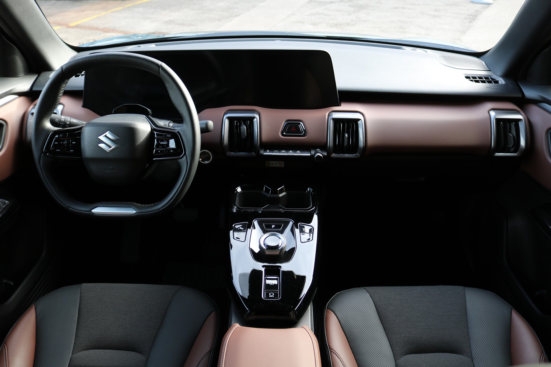 SUZUKI e Vitara Compact Top 4x4 61kwh-showroom-element-3