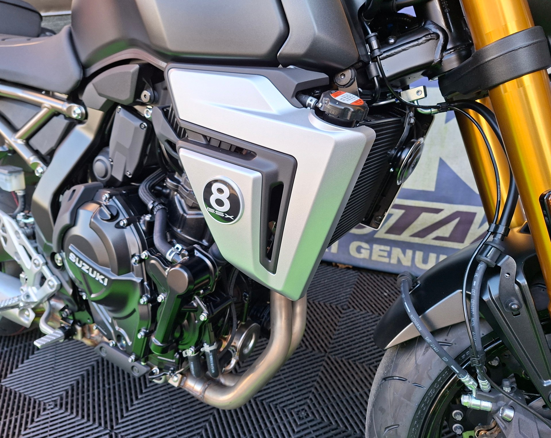 SUZUKI GSX 8T-image-8