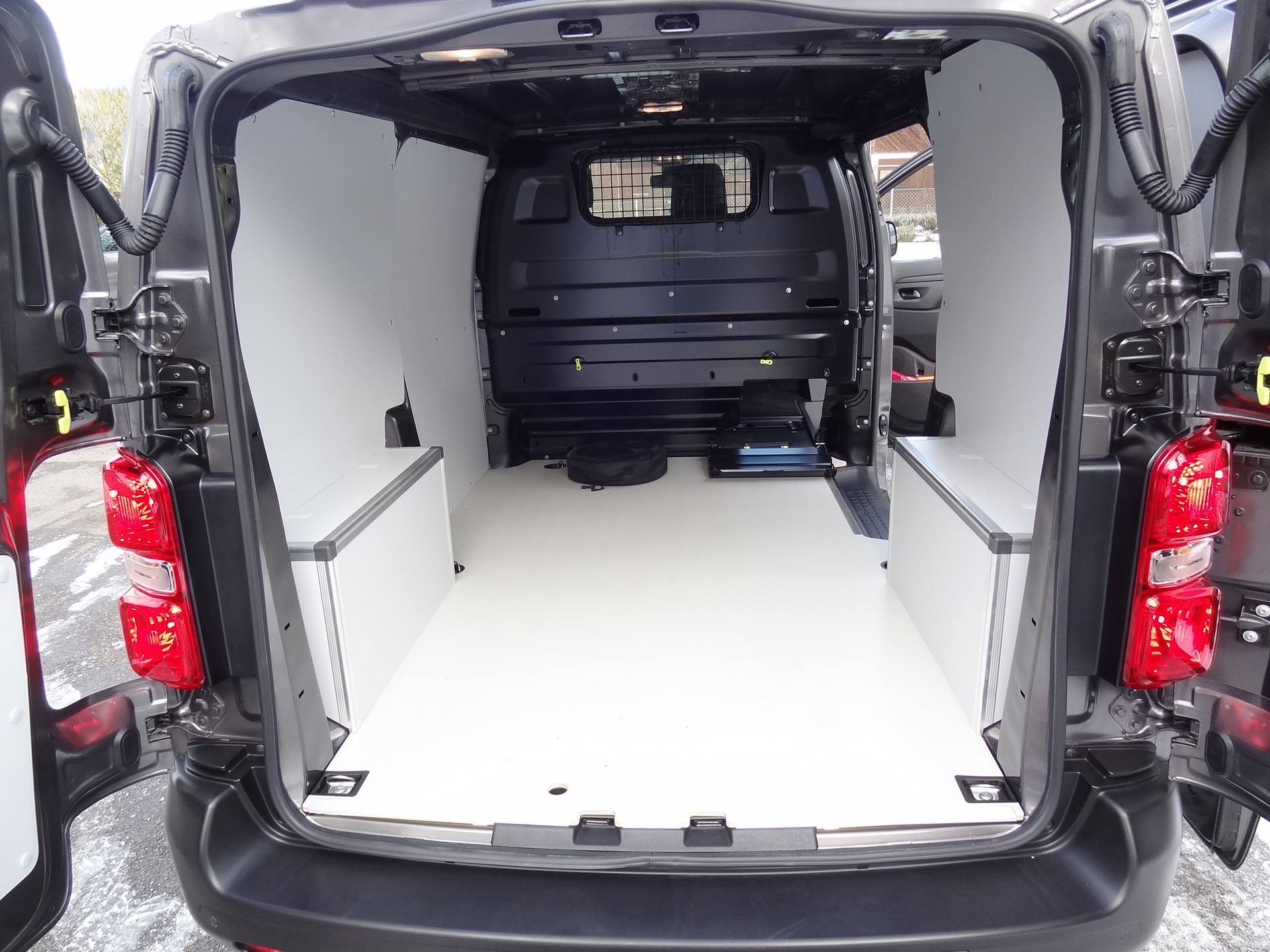 PEUGEOT Expert 75 KWh Standard-image-17