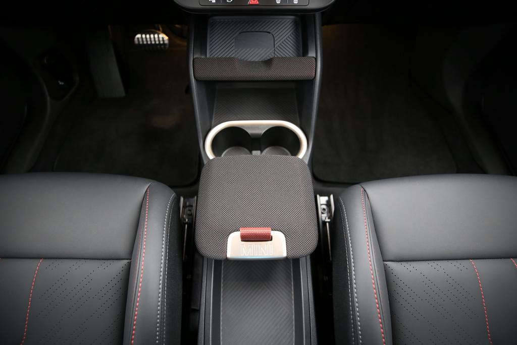 MINI Countryman U25 2.0i John Cooper Works ALL4-image-10