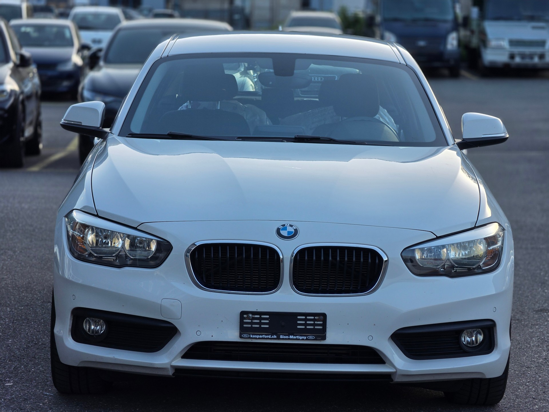 BMW 118i Sport Line Steptronic-showroom-element-1