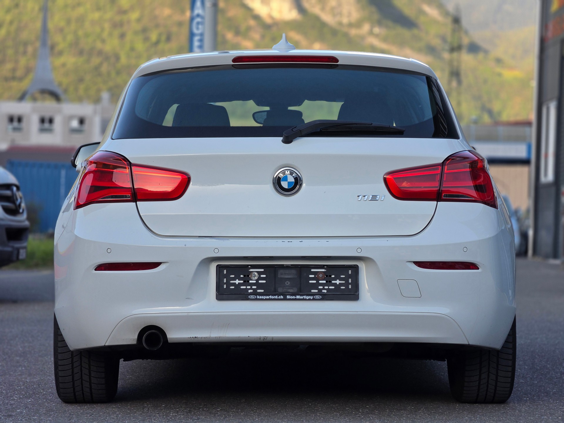 BMW 118i Sport Line Steptronic-showroom-element-3