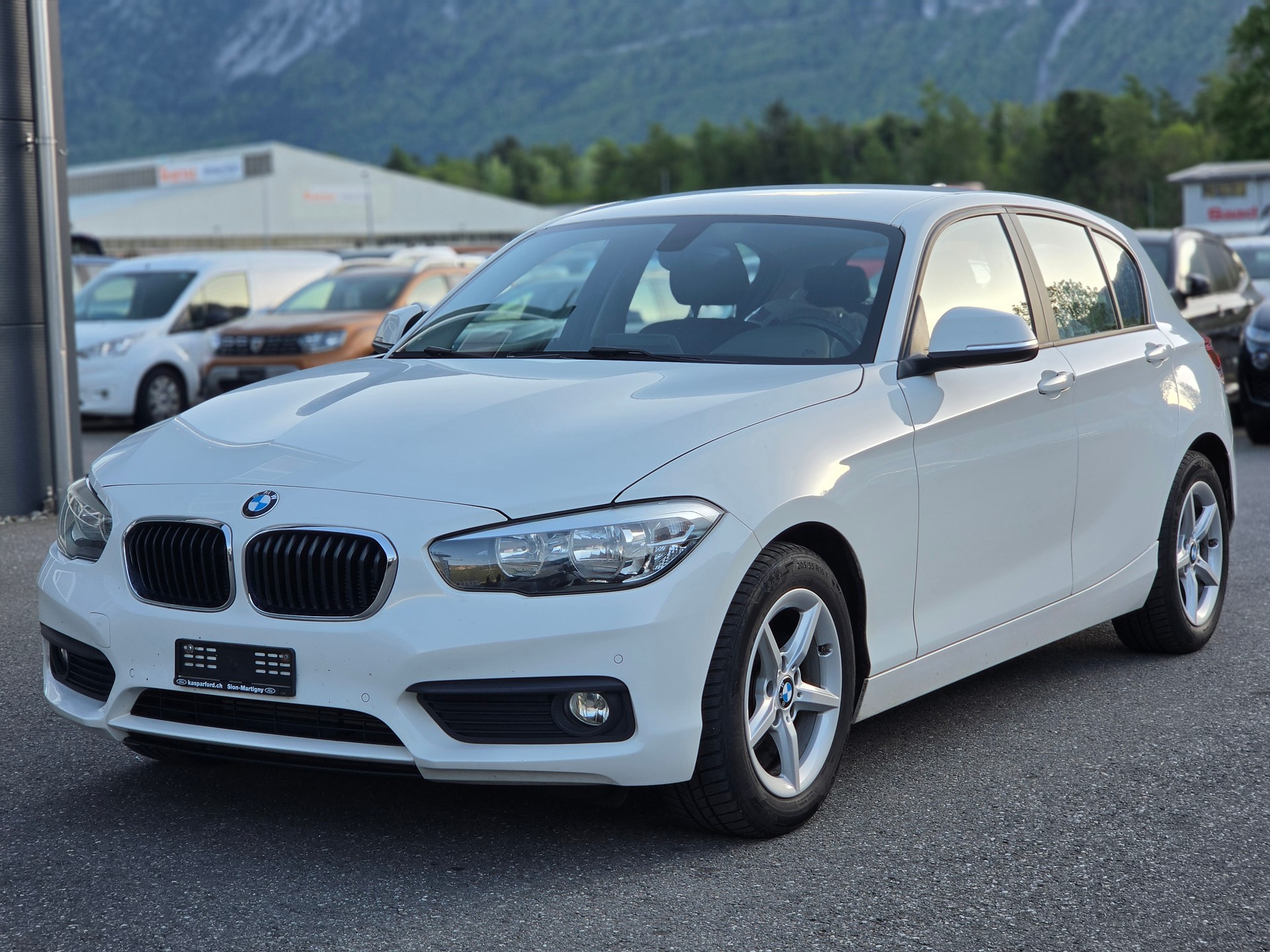 BMW 118i Sport Line Steptronic-showroom-element-2