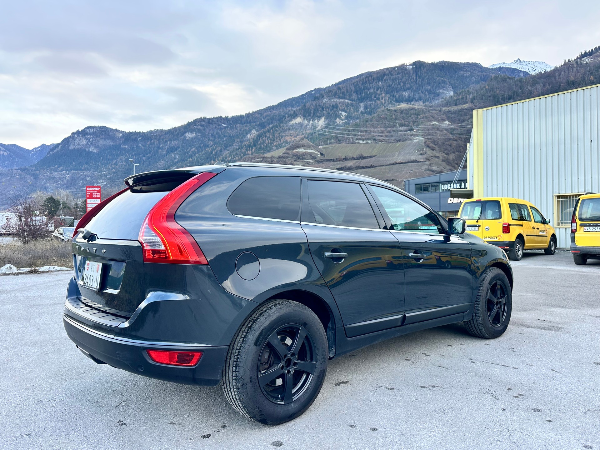 VOLVO XC60 D5 AWD Momentum Geartronic-image-3