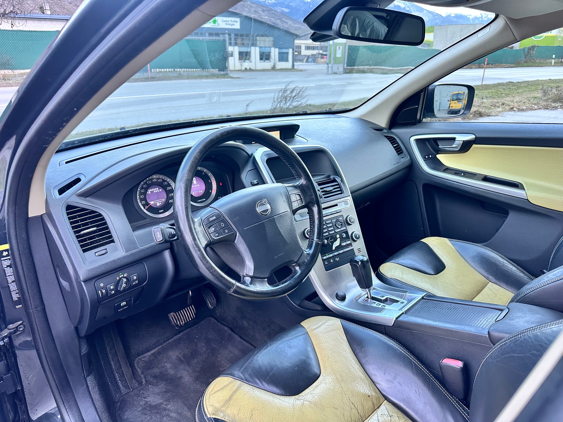 VOLVO XC60 D5 AWD Momentum Geartronic-image-9