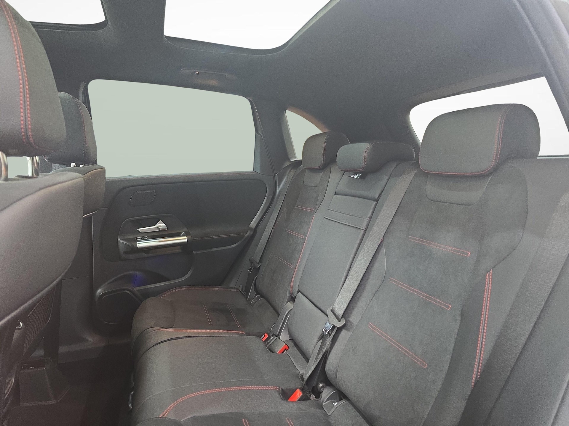 MERCEDES-BENZ B 250 e EQ Star AMG Line-image-8