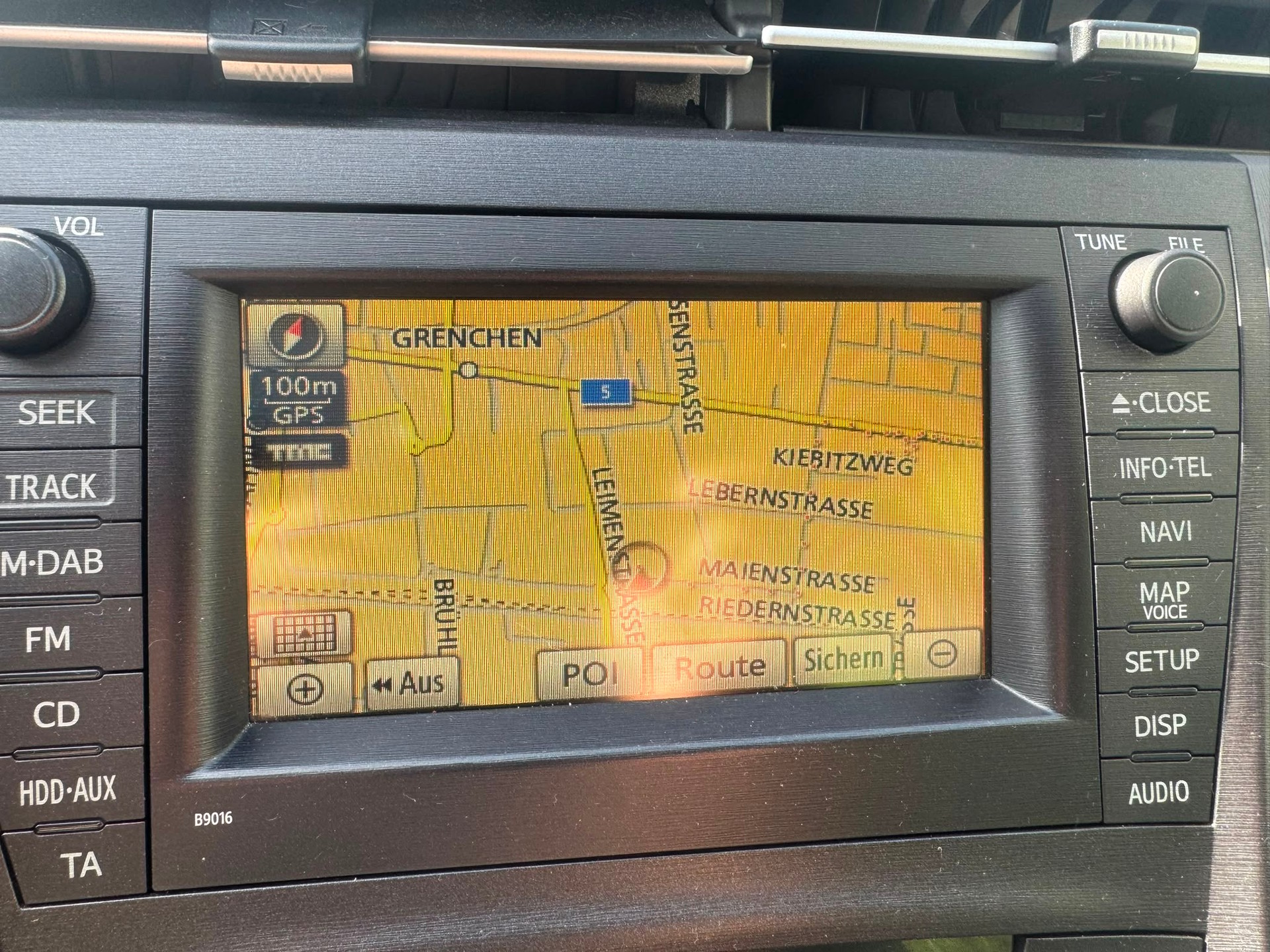 TOYOTA Prius 1.8 16V HSD Sol ** Navigationssystem ** RF-Kamera ** Head UP Display ** PDC Vorne ** Frisch Ab MFK & Service **-image-10