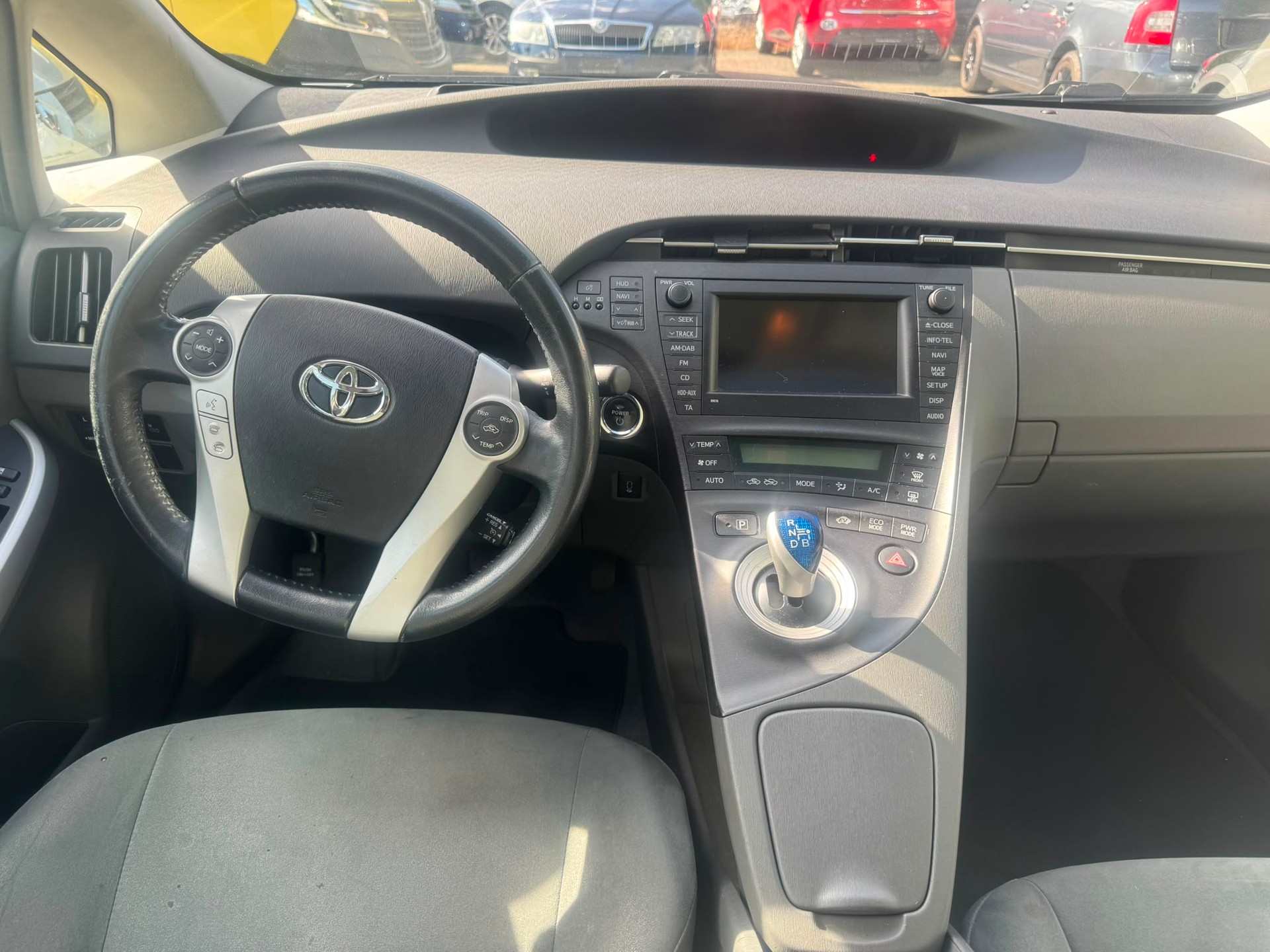 TOYOTA Prius 1.8 16V HSD Sol ** Navigationssystem ** RF-Kamera ** Head UP Display ** PDC Vorne ** Frisch Ab MFK & Service **-image-2