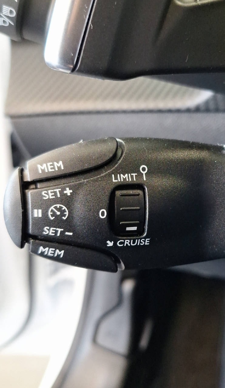 PEUGEOT 208 1.2 Hybrid 145 PS GT-image-11