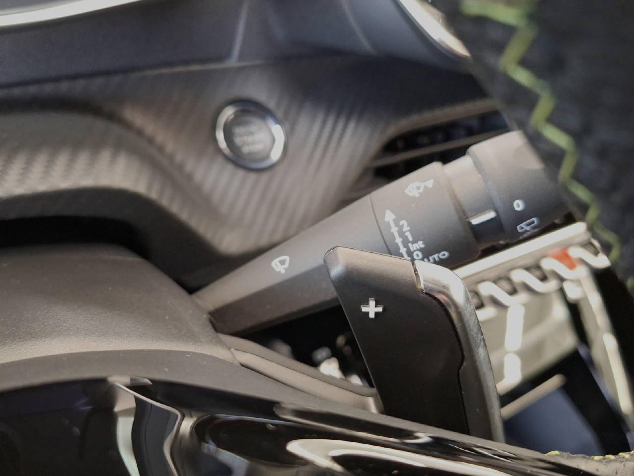 PEUGEOT 208 1.2 Hybrid 145 PS GT-image-10