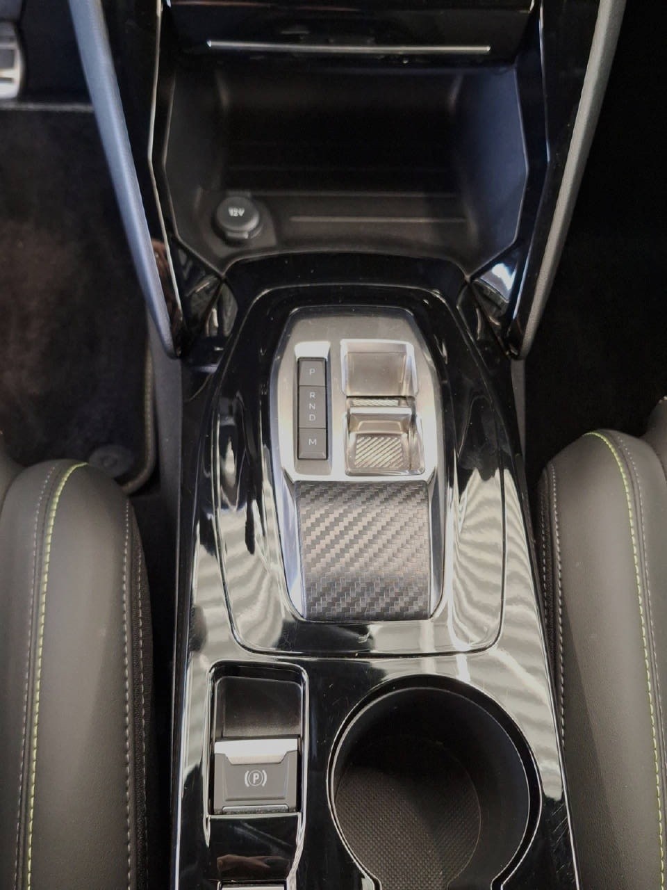 PEUGEOT 208 1.2 Hybrid 145 PS GT-image-18