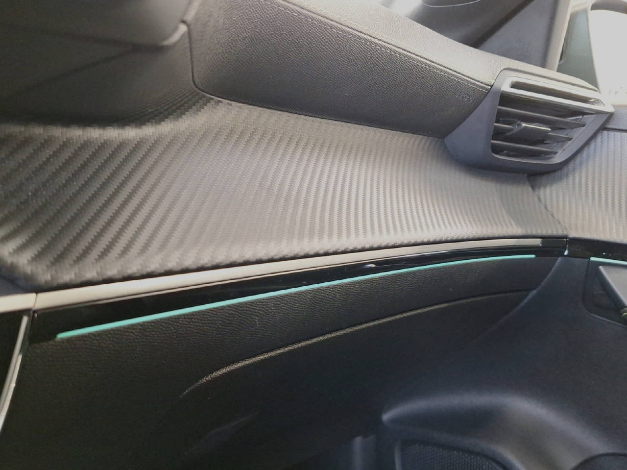 PEUGEOT 208 1.2 Hybrid 145 PS GT-image-12