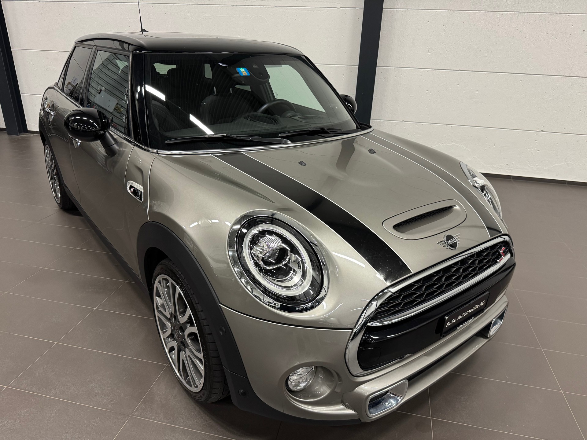 MINI Cooper S-showroom-element-1