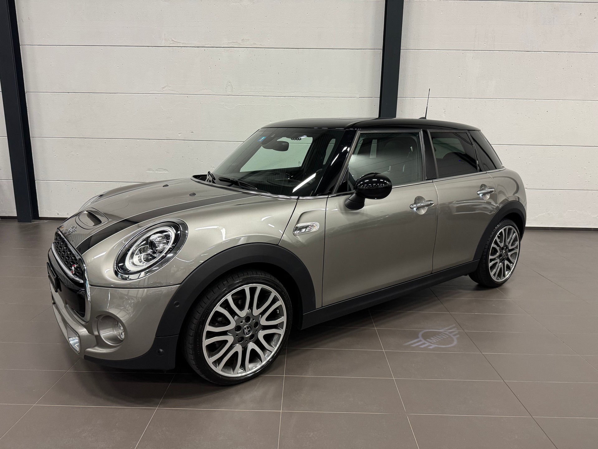 MINI Cooper S-showroom-element-2
