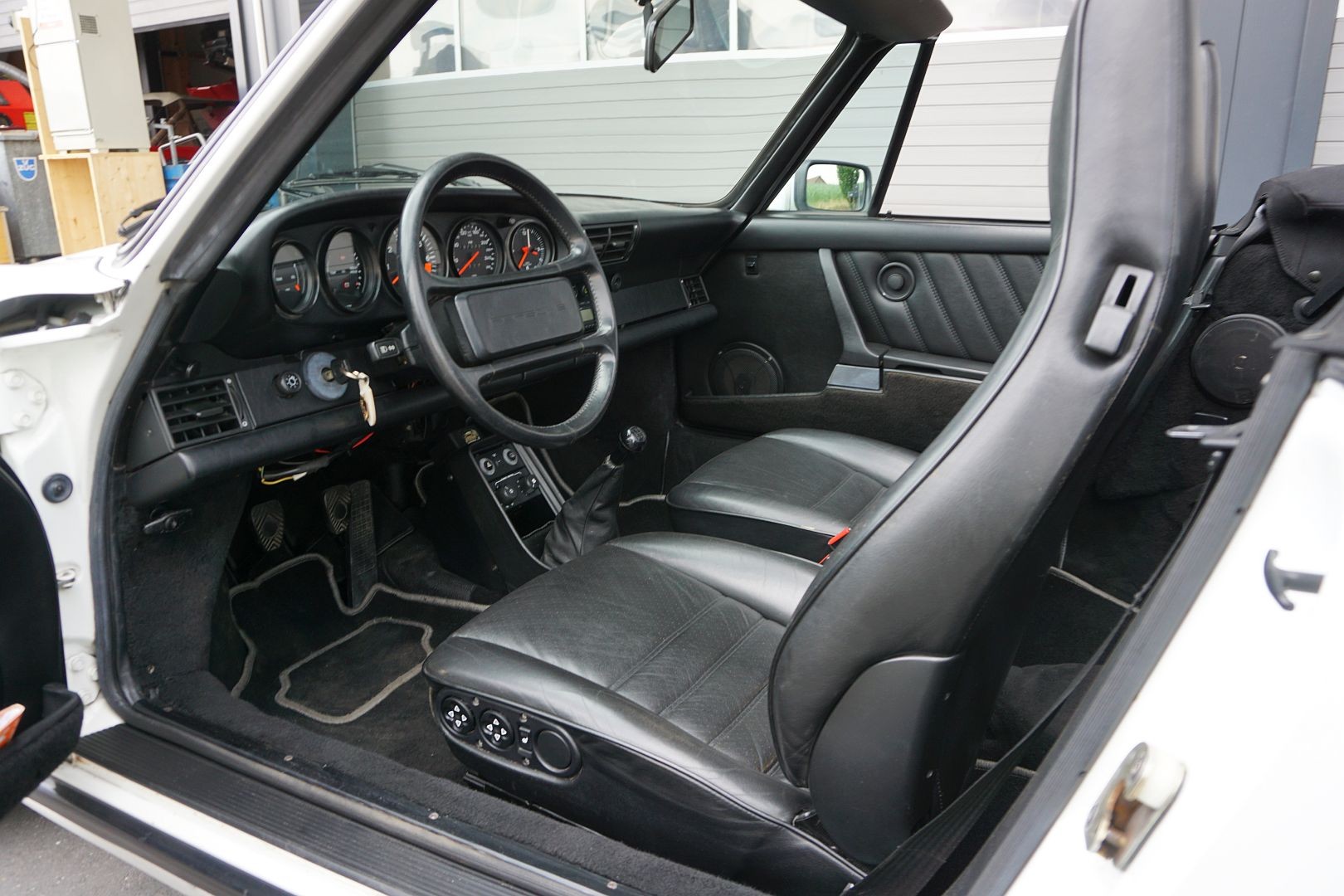 PORSCHE 911 Carrera Cabrio-image-17