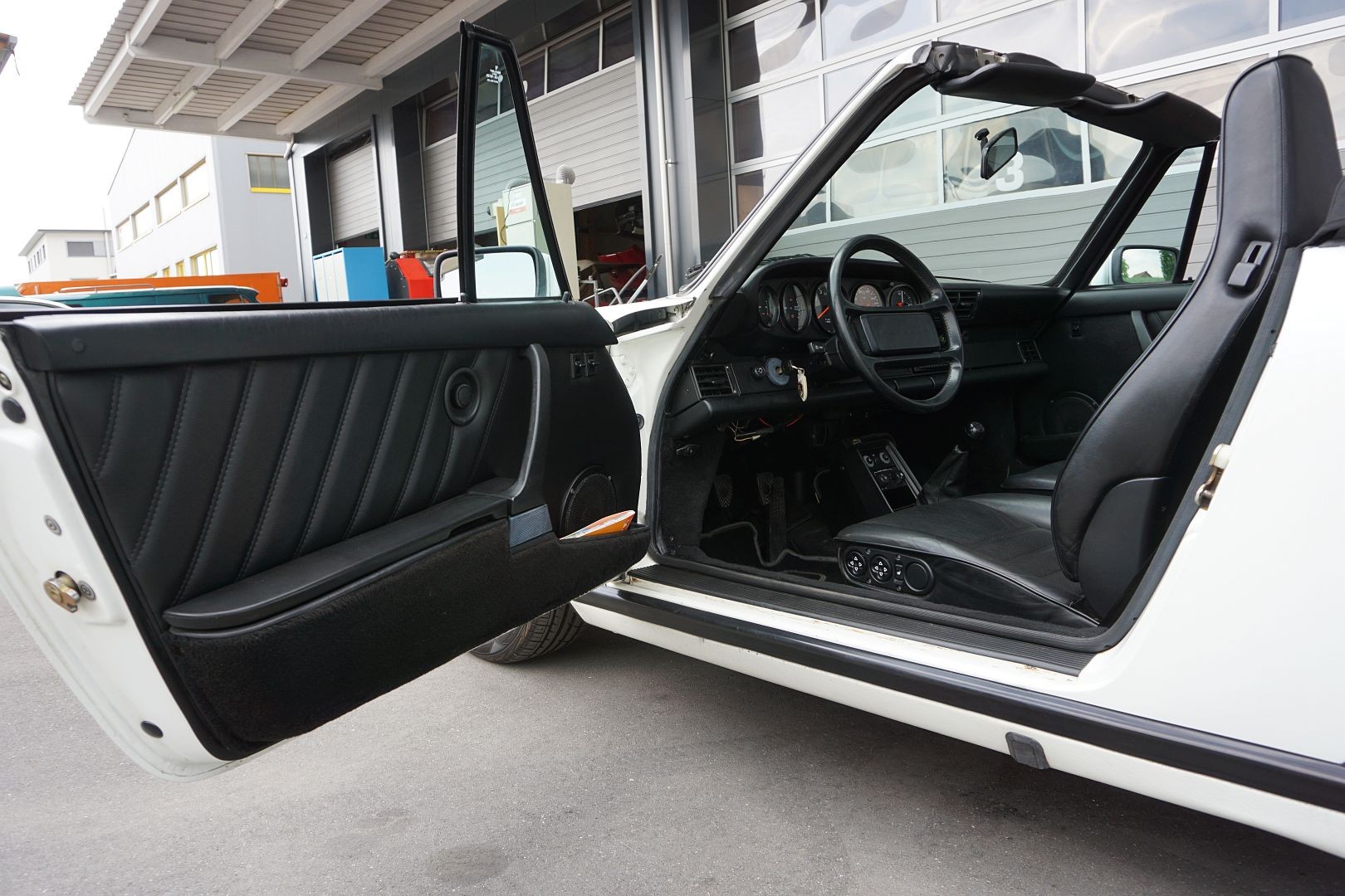 PORSCHE 911 Carrera Cabrio-image-16