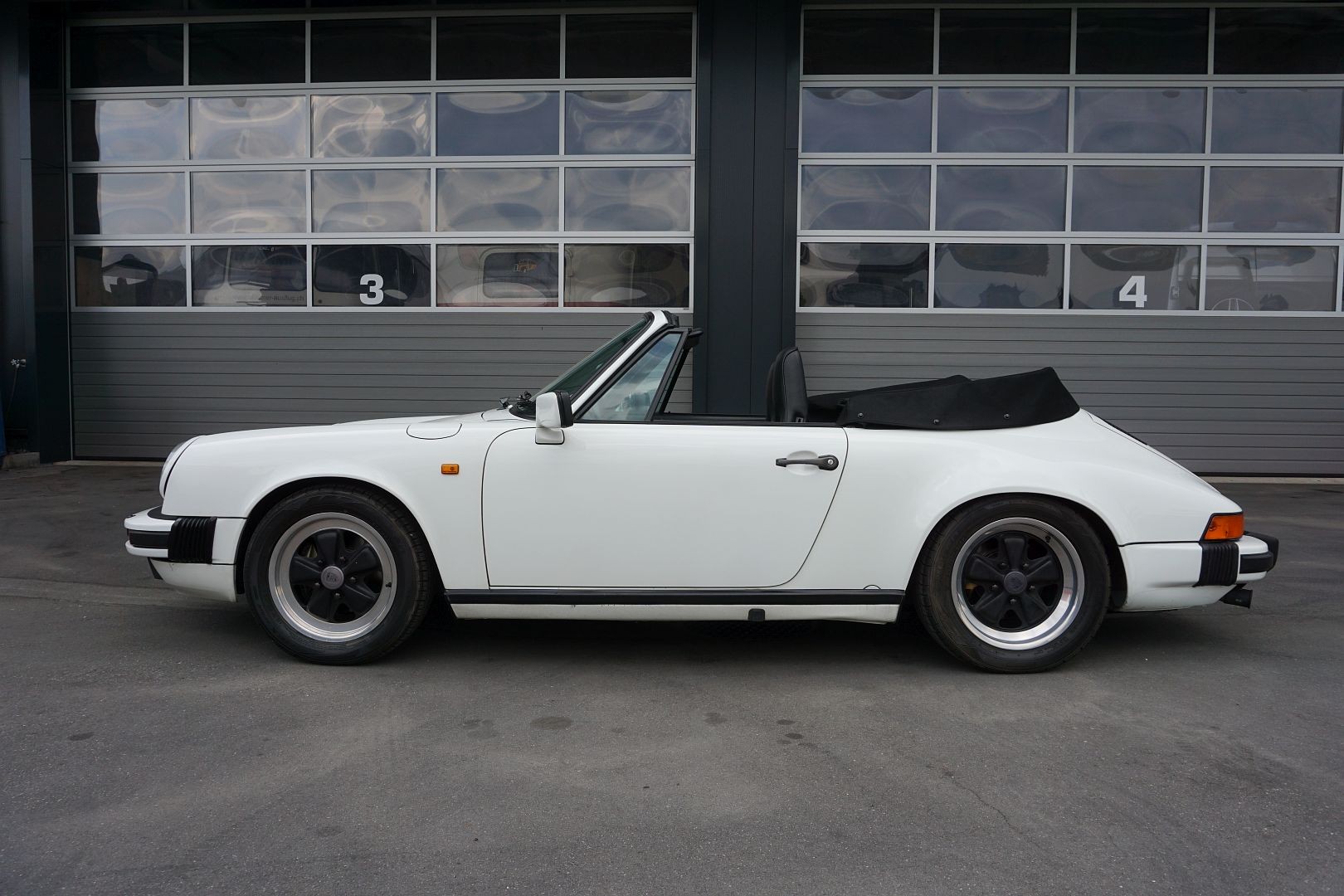 PORSCHE 911 Carrera Cabrio-showroom-element-1