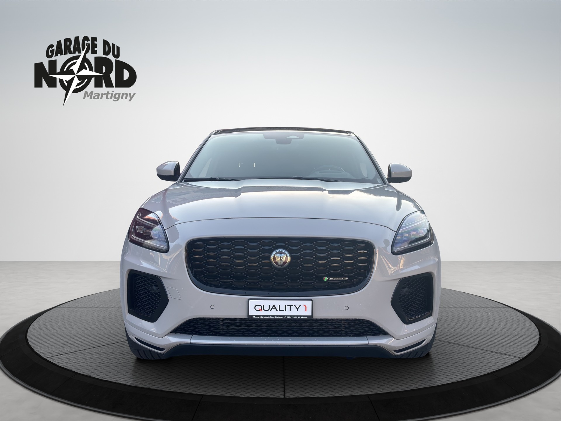 JAGUAR E-Pace 1.5 P300e R-Dynamic AWD SE-showroom-element-1