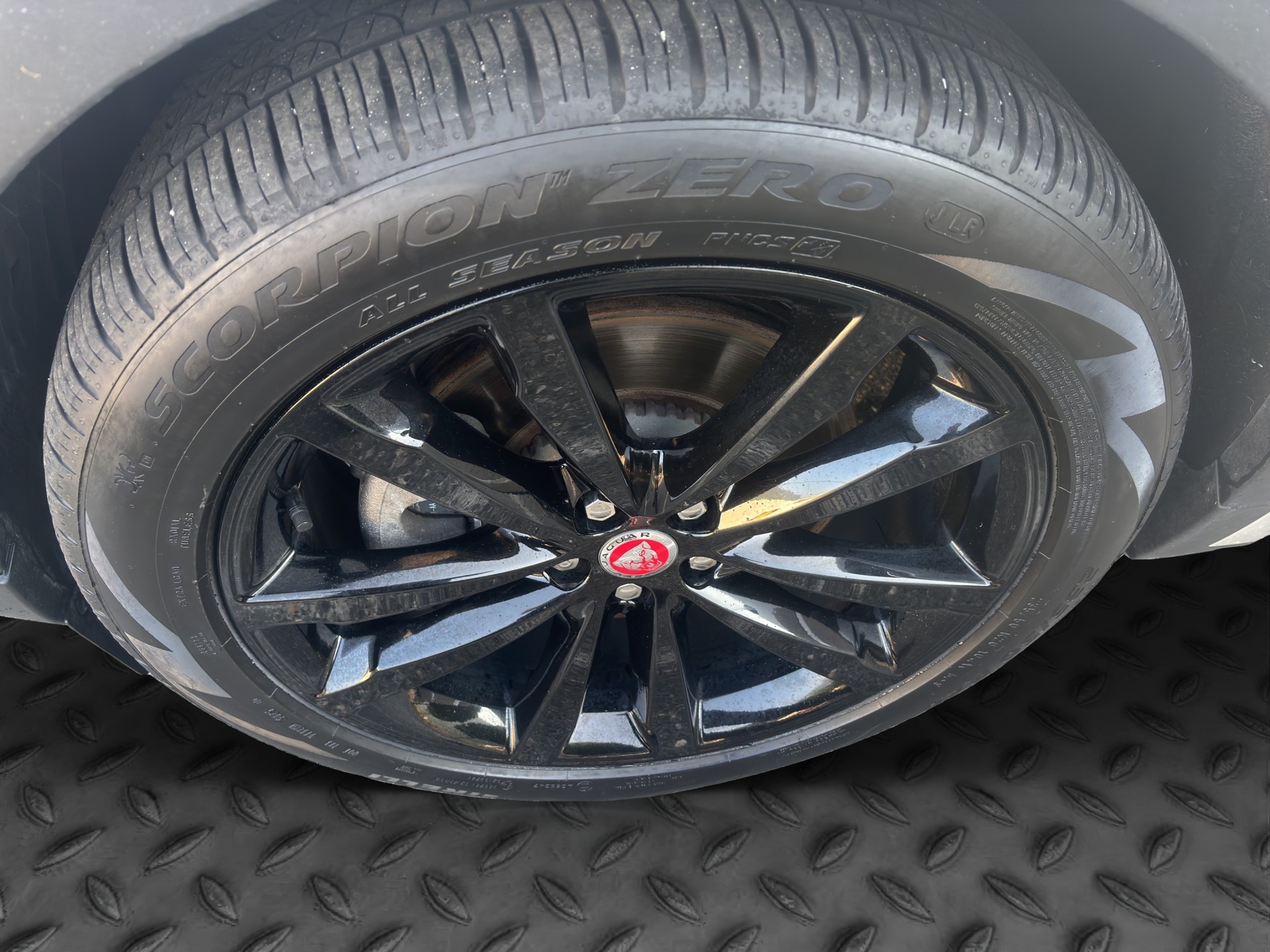 JAGUAR E-Pace 1.5 P300e R-Dynamic AWD SE-image-16