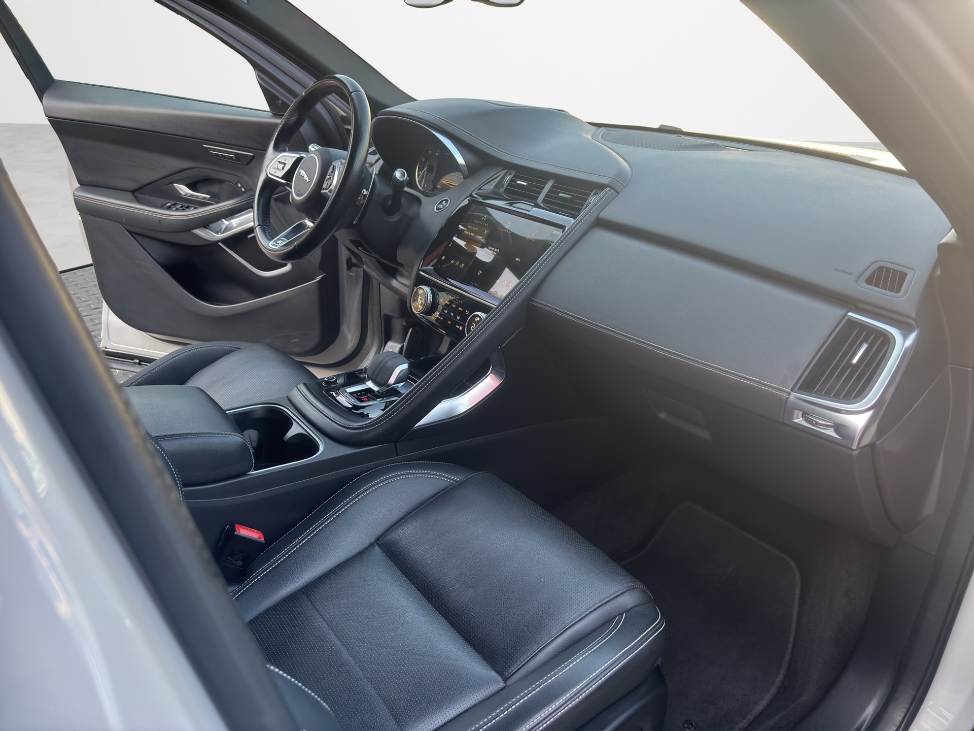 JAGUAR E-Pace 1.5 P300e R-Dynamic AWD SE-image-13