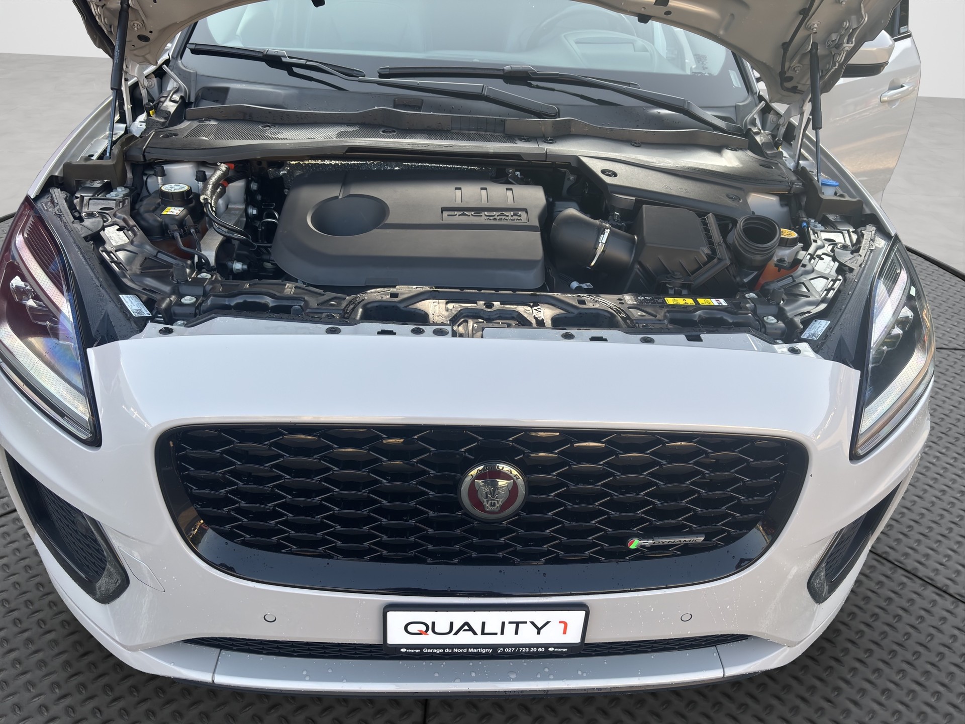 JAGUAR E-Pace 1.5 P300e R-Dynamic AWD SE-image-15