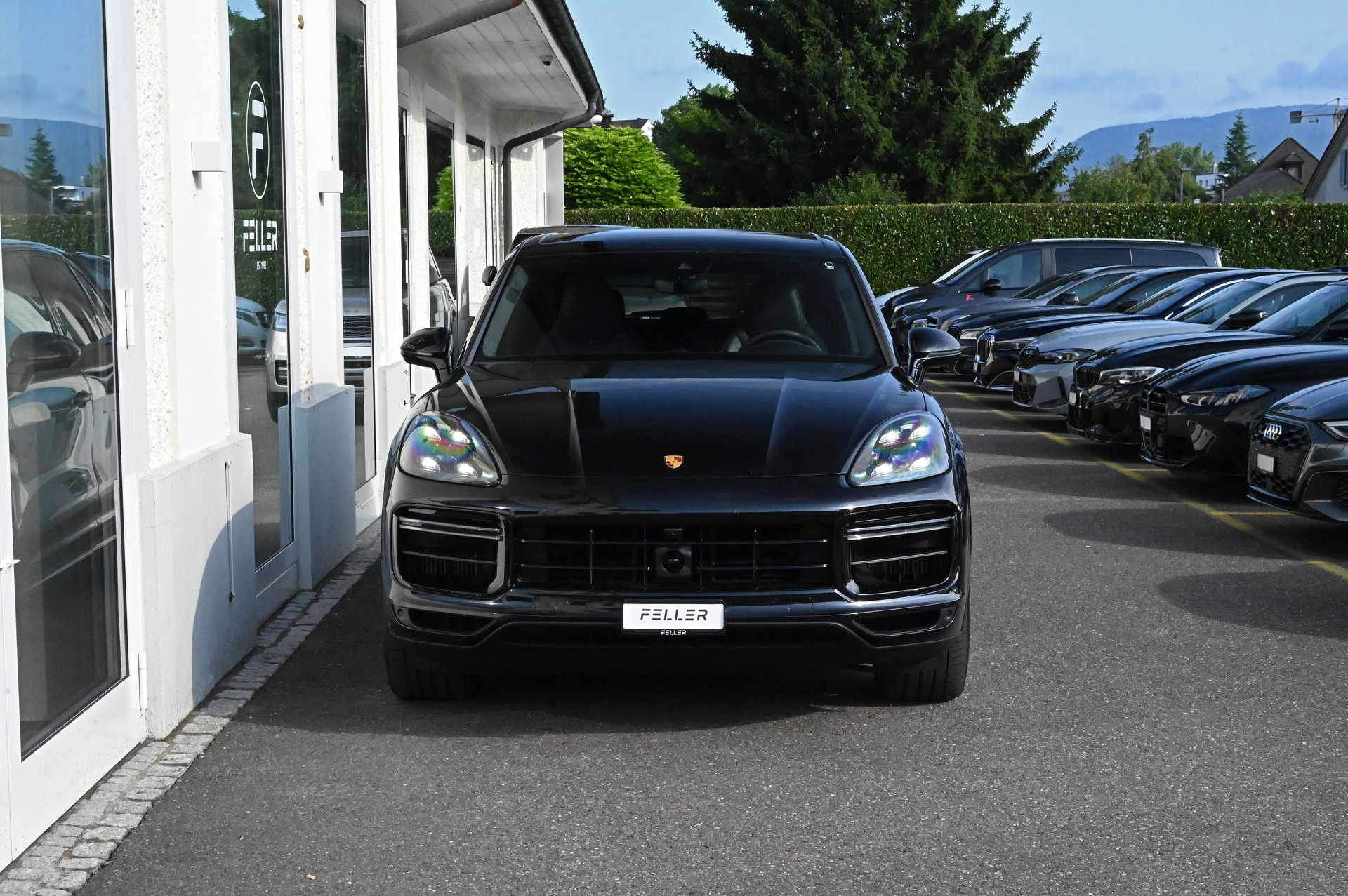 PORSCHE Cayenne Turbo-showroom-element-2